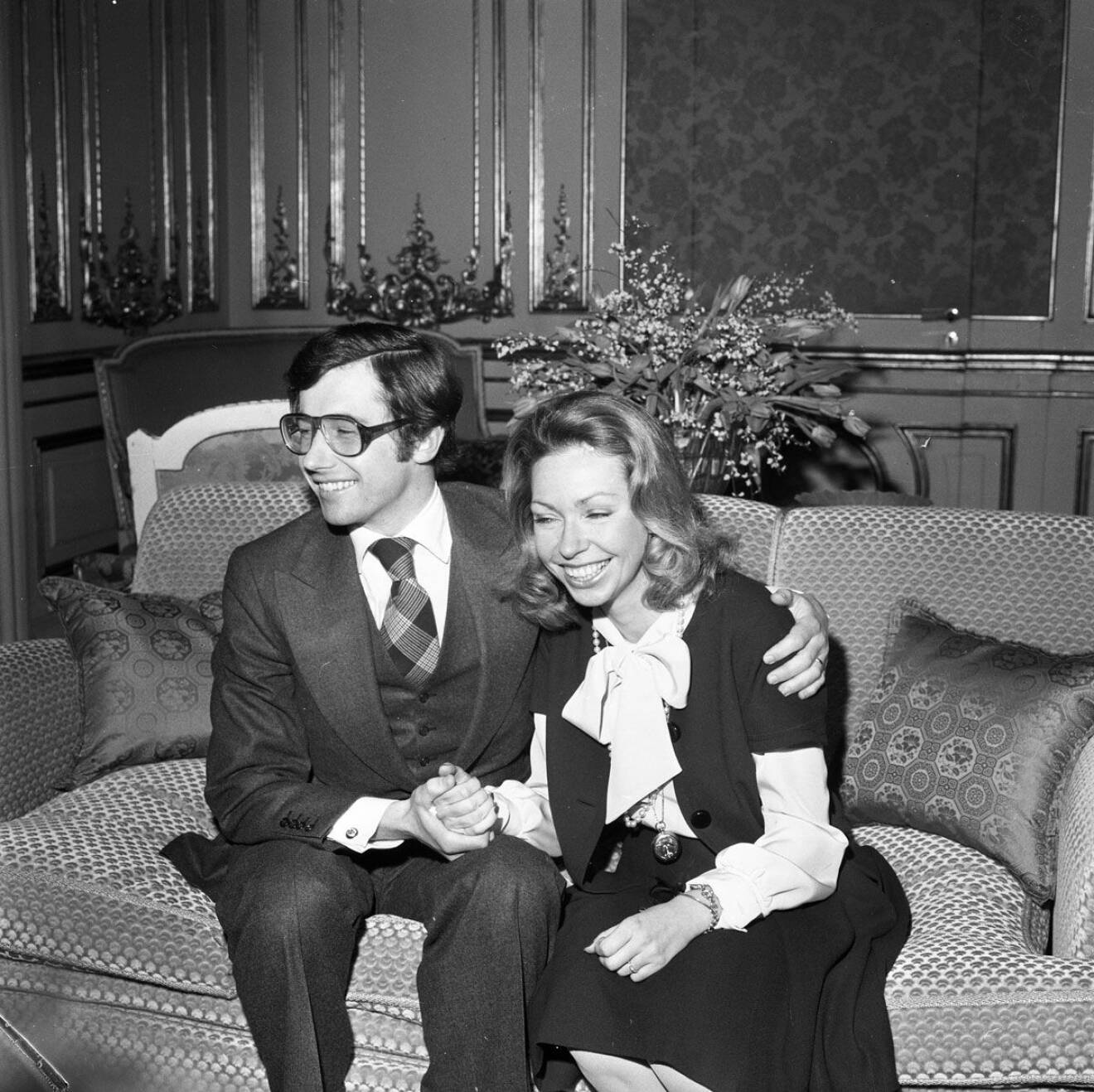 Vackra paret Christina och Tord Magnuson under deras förlovning den 1 februari 1974.