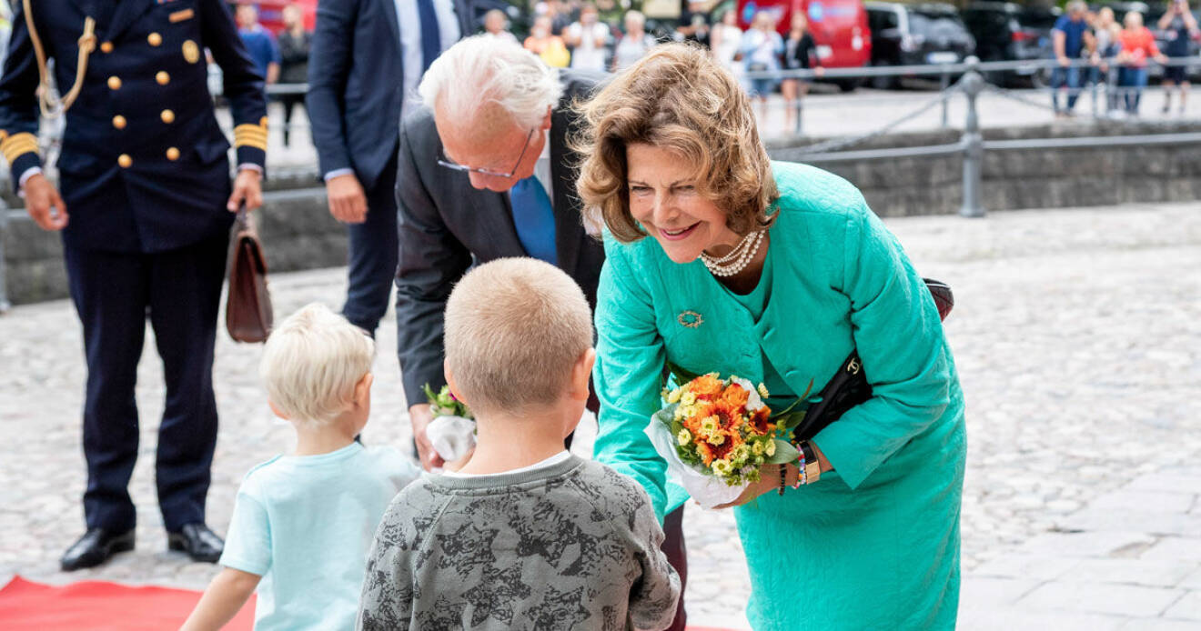 Drottning Silvia och kung Carl Gustaf blir välkomnade i Örebro.