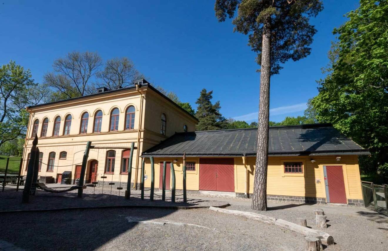 Prinsessan Estelle har börjat nollan (förskoleklass) i den här byggnaden som ligger intill det stora skolhuset på Campus Manilla på Djurgården i Stockholm.