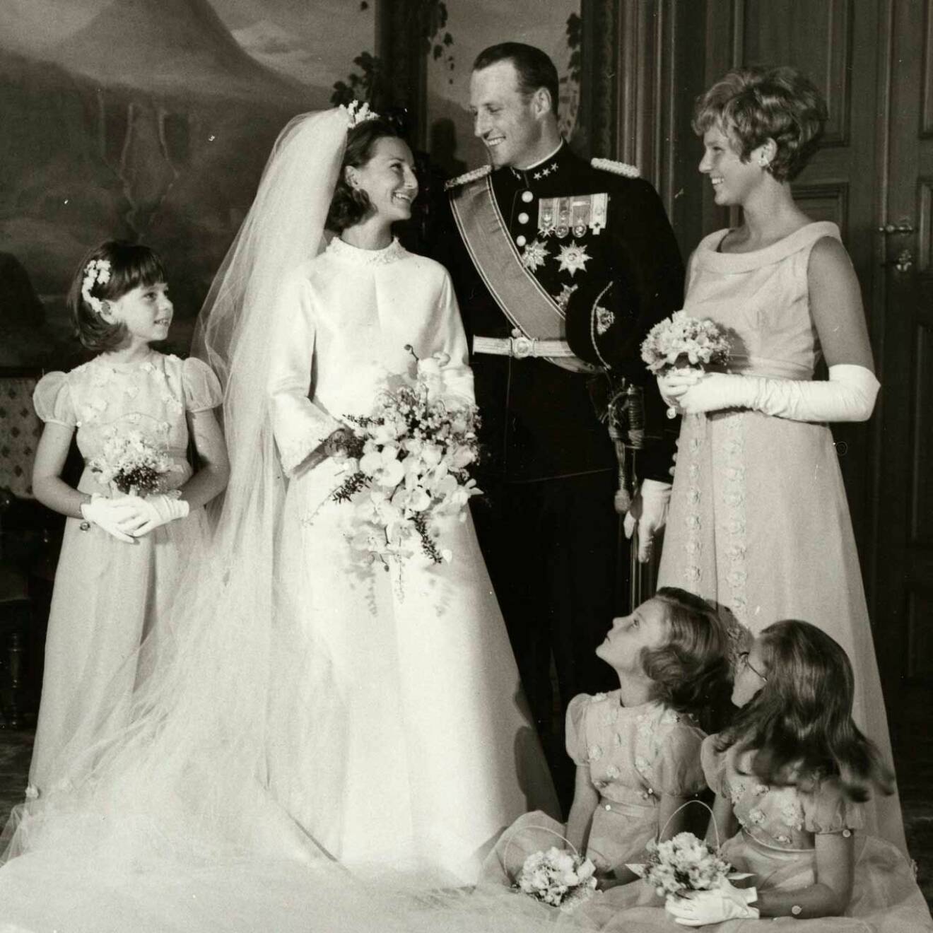 Lite bröllopssiffror från kung Haralds och drottning Sonjas 1960-talsbröllop! Det var 850 gäster, 4 näbbar och Sonja hade en tyllslöja som var 5 meter lång.