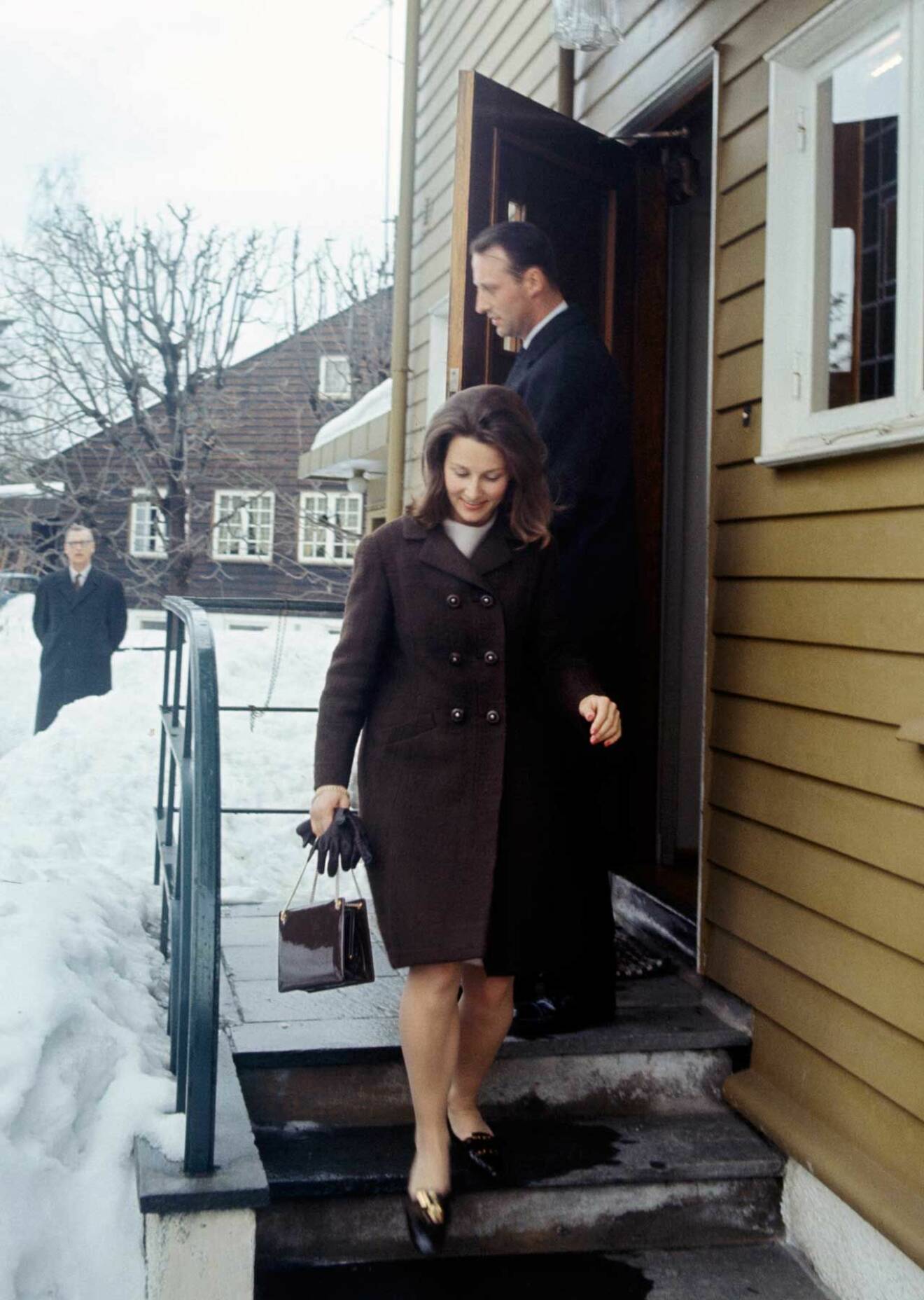 En klassisk bild! Sonja och Harald på väg nerför trappan utanför hennes barndomshem i samband med förlovningen 1968.