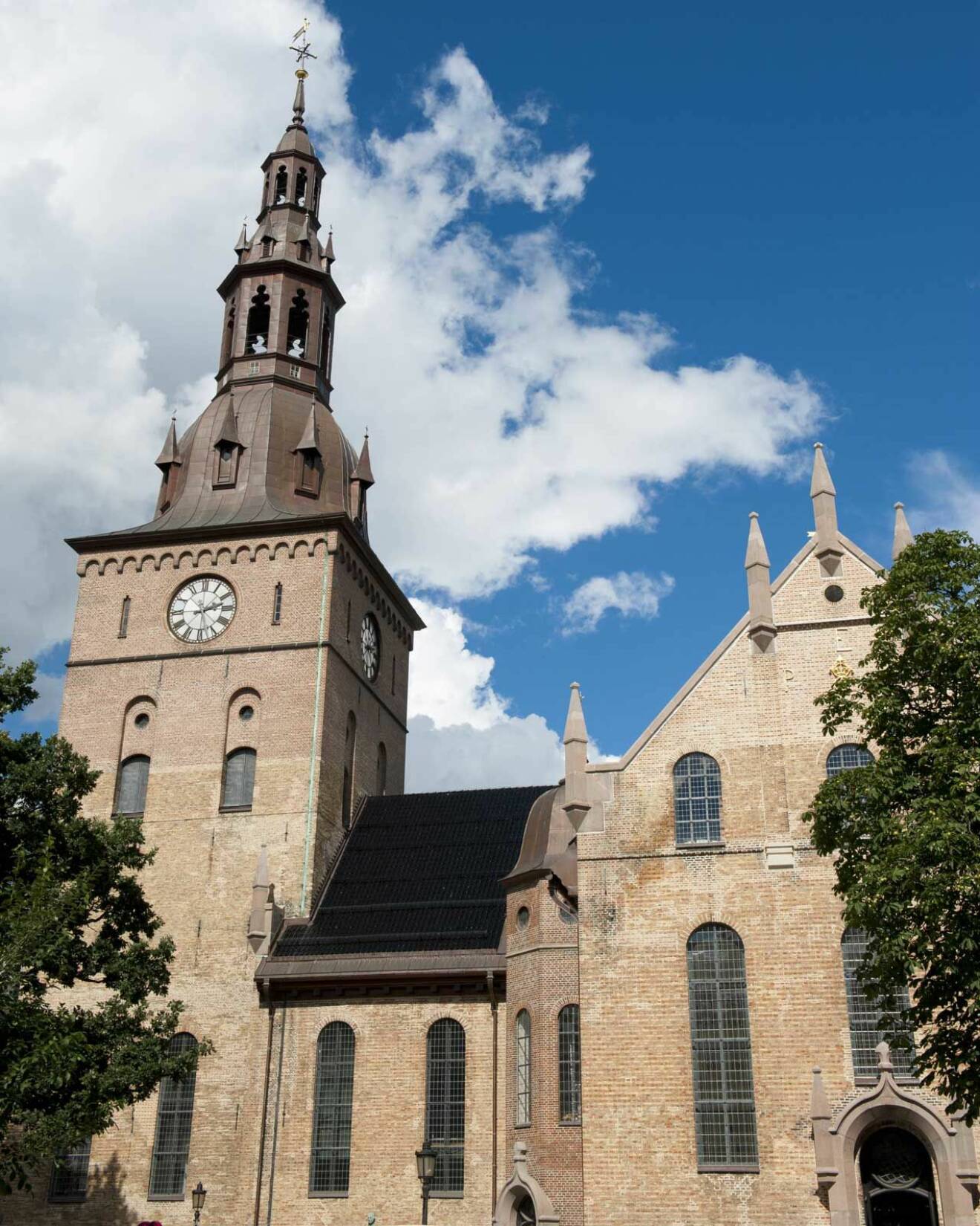 Domkyrkan i Oslo. Det var här som kronprins Harald sa ja till Sonja Haraldsen den där sensommardagen för precis 50 år sedan.