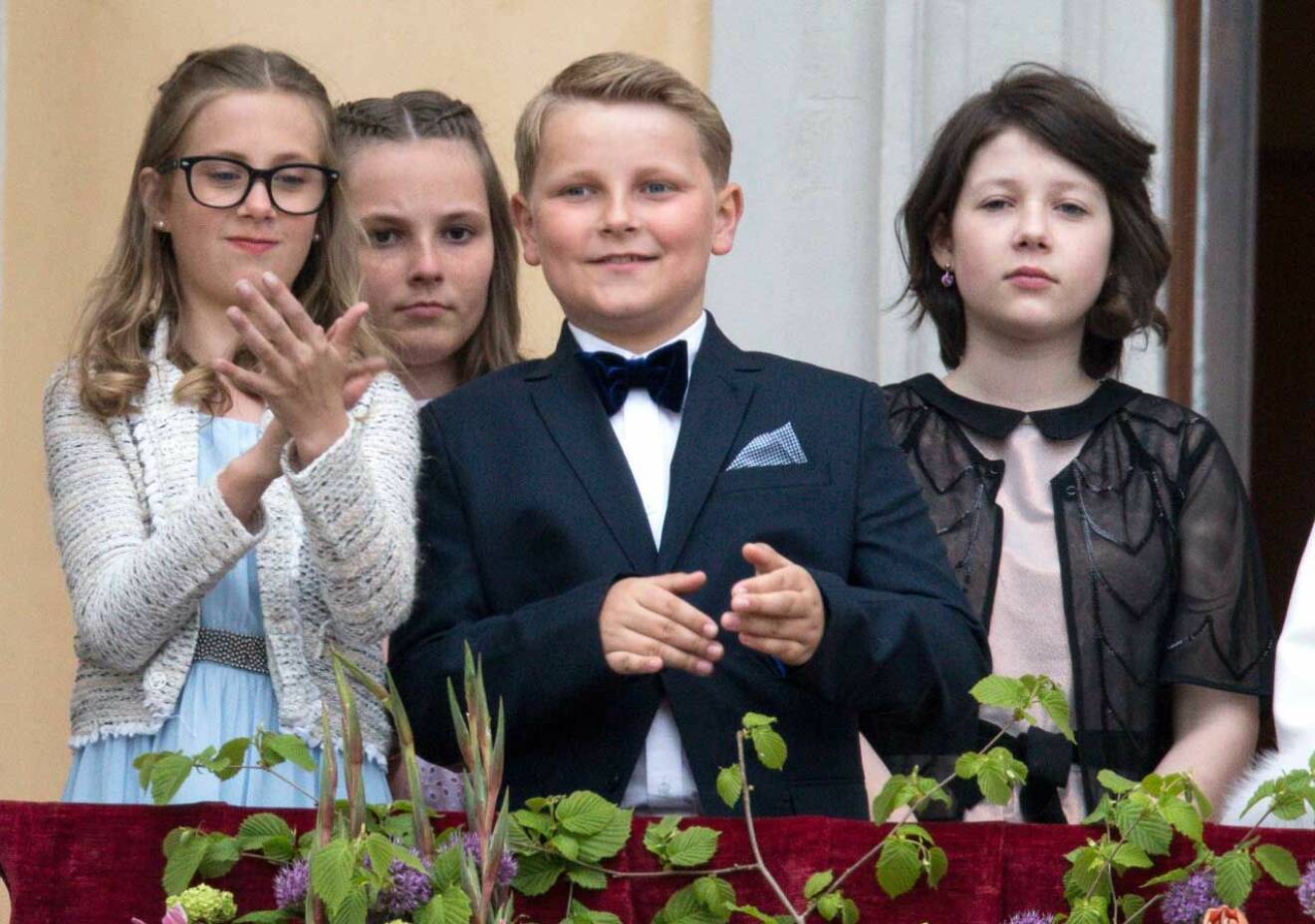Barnbarnen Leah Isadora, 13, Ingrid Alexandra, 14, Sverre Magnus, 12, och Maud Angelica, 15, firar bestemor drottning Sonja och bestefar kung Harald.