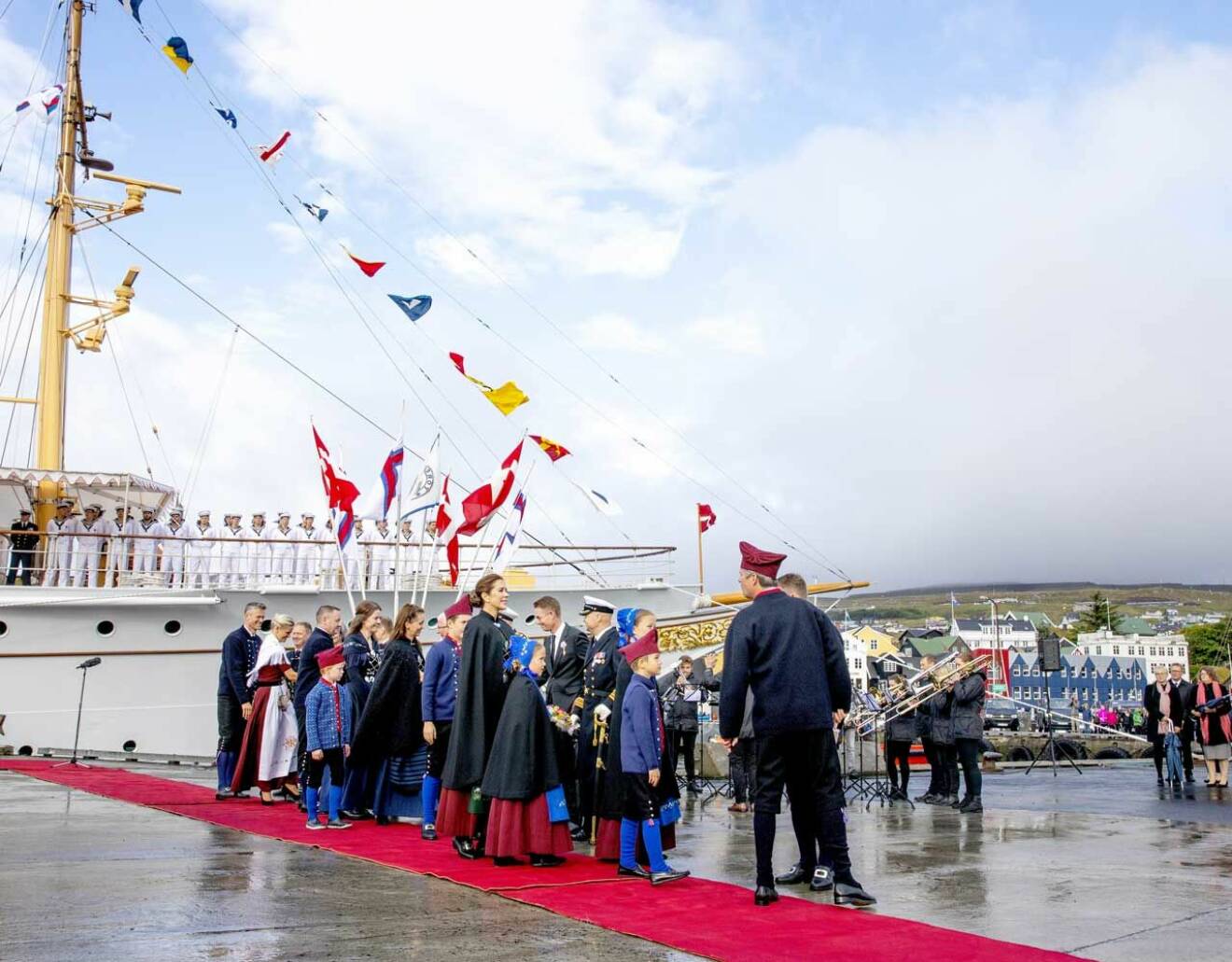 Röda mattan var utrullad när danska kronprinsfamiljen anlände till Bursatangi på Färöarna