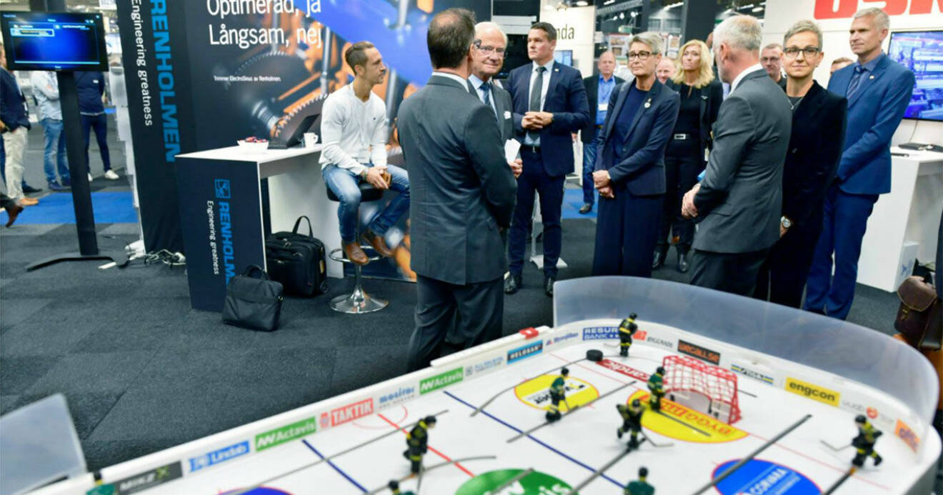 Kung Carl Gustaf sneglar mot hockeyspelet. 