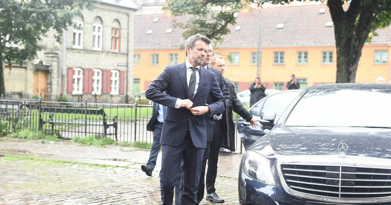 Den danske kronprins Frederik opererades akut för diskbråck häromdagen. 