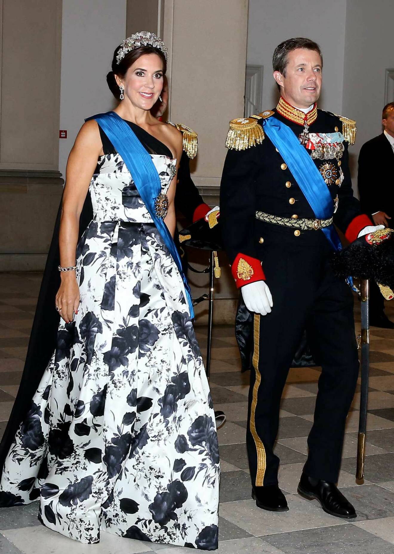 Kronprinsessan Mary i ny svartvit klänning. 