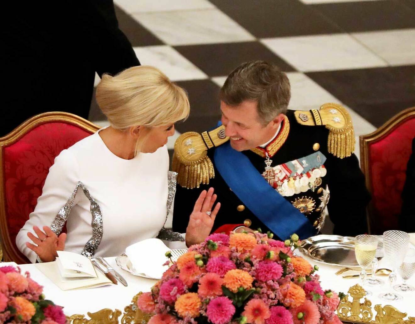 Kronprins Frederik charmade fru Macron på franska. 