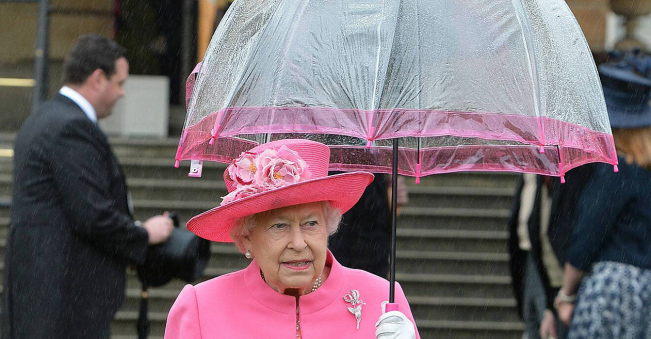 Drottning Elizabeth med paraply