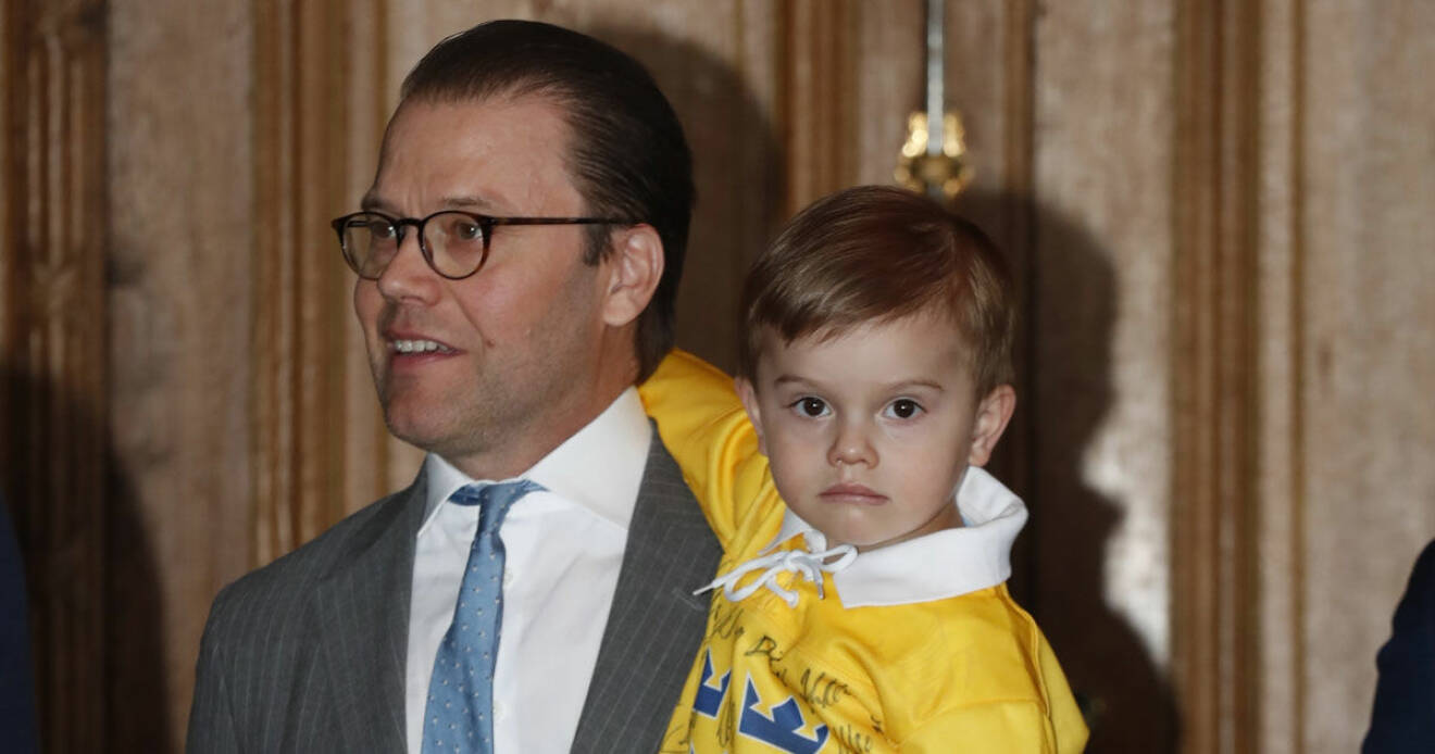 Prins Daniel och lille Oscar i Tre Kronor-tröja