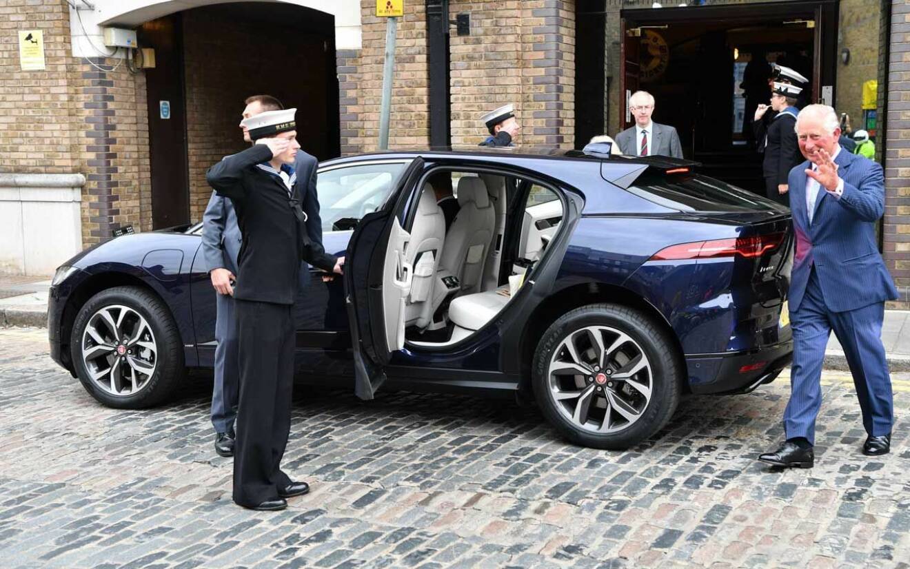 Prins Charles nya skräddarsydda elektriska Jaguar I-Pace i Loire-blått. Enligt brittisk media har han leasat den för egna pengar.