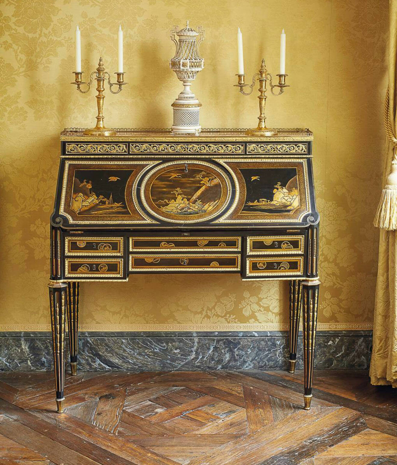 Marie Antoinettes svartlackerade skrivbord auktioneras ut i Paris.