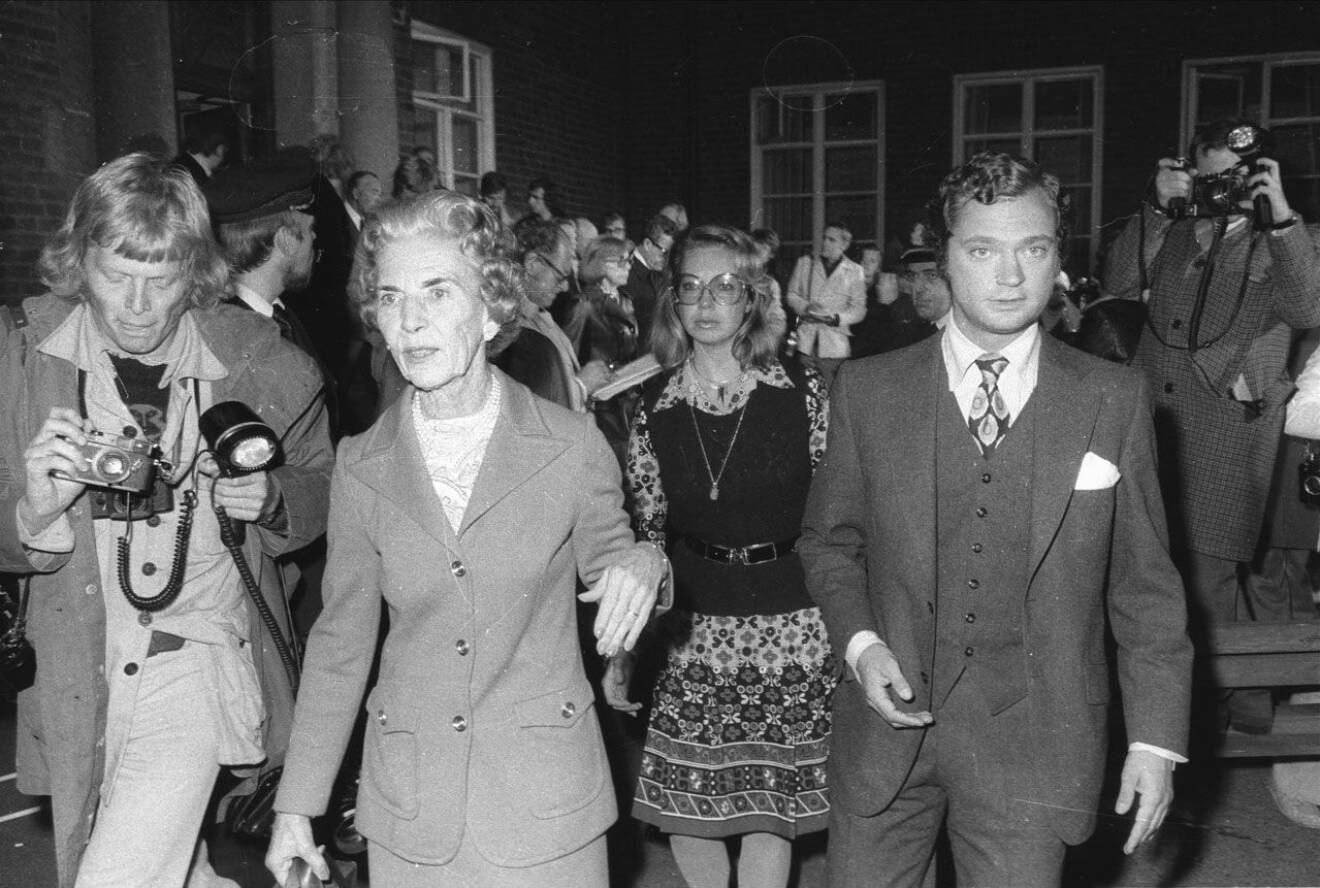 Prinsessan Ingrid med kronprins Carl Gustaf och prinsessan Christina anländer till Helsingborgs lasarett. 