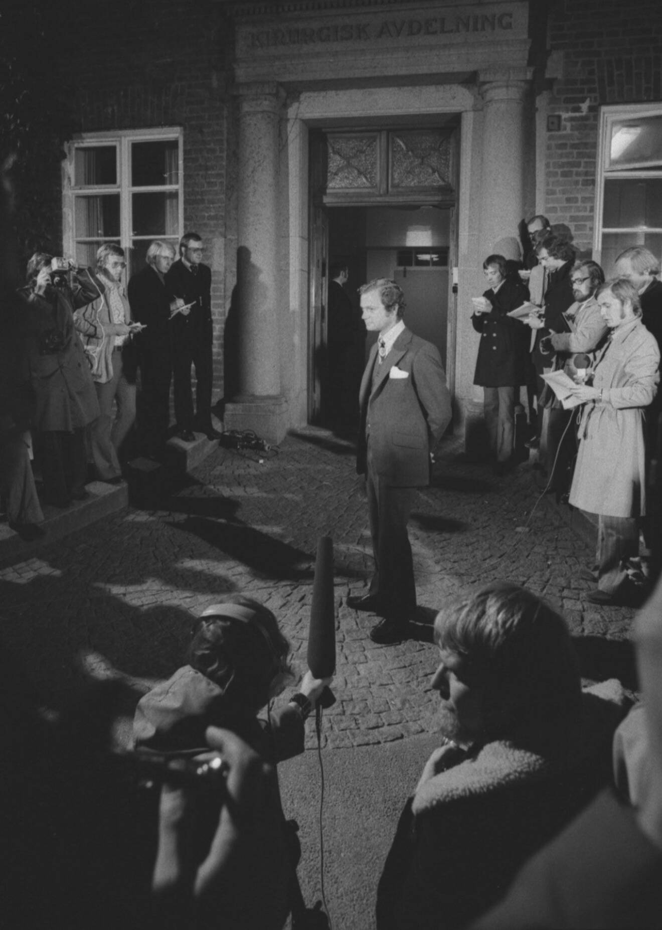 Carl Gustaf möter pressen efter att kungen gått bort, på dagen 45 år sedan. 