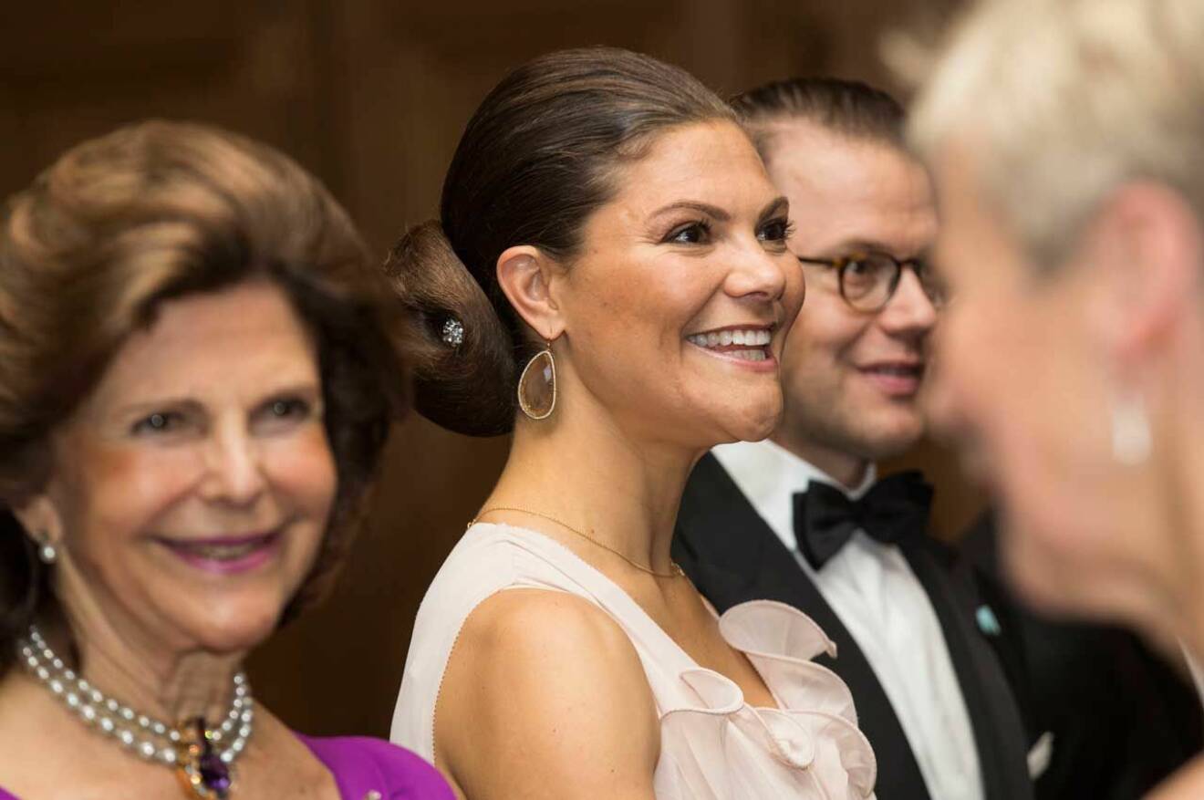 Idén till Sverigemiddagen föddes i samband med kronprinsessans bröllop 2010. Då bjöd Sveriges landshövdingar brudparet på middag och tre personer från varje län fick vara med.