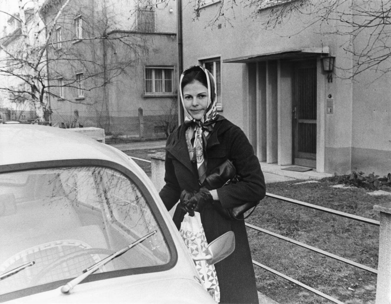 Silvia Sommerlath år 1973, utanför föräldrarnas hus i Heidelberg.