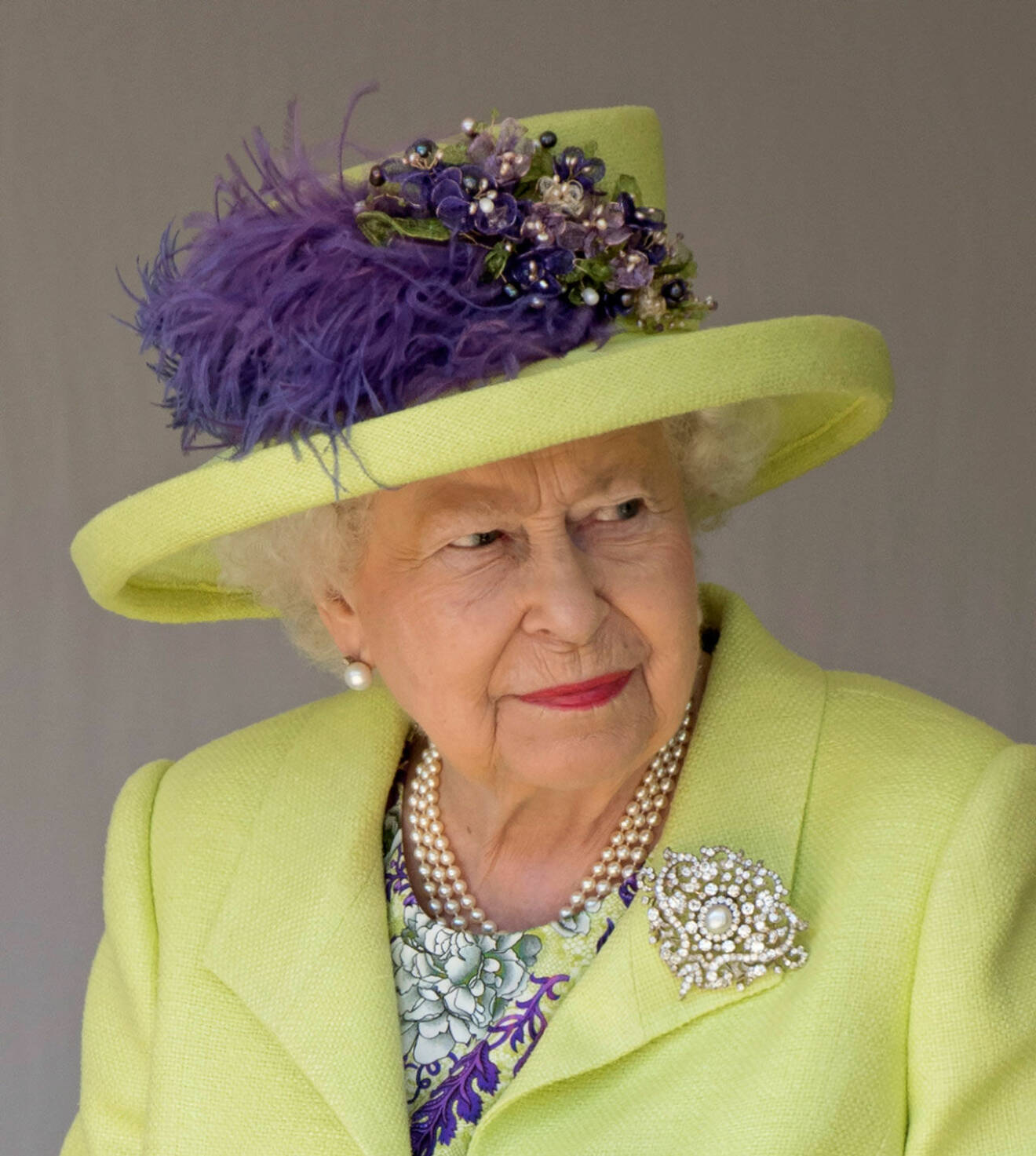 Drottning Elizabeth är med på bröllopet och betalar också för kalaset.