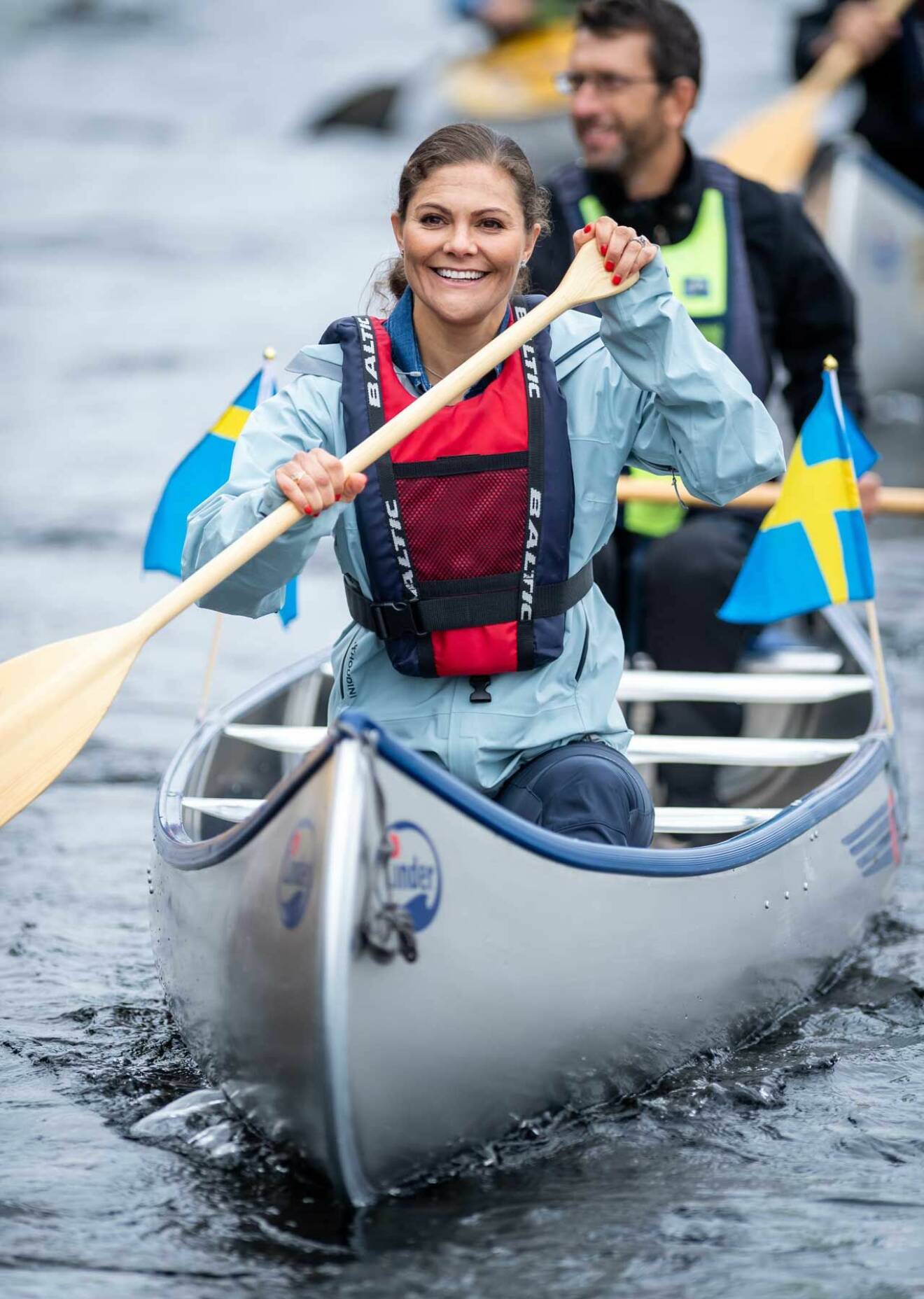 Kronprinsessan Victoria paddlar kajak på Dalslands kanal i Dalsland.