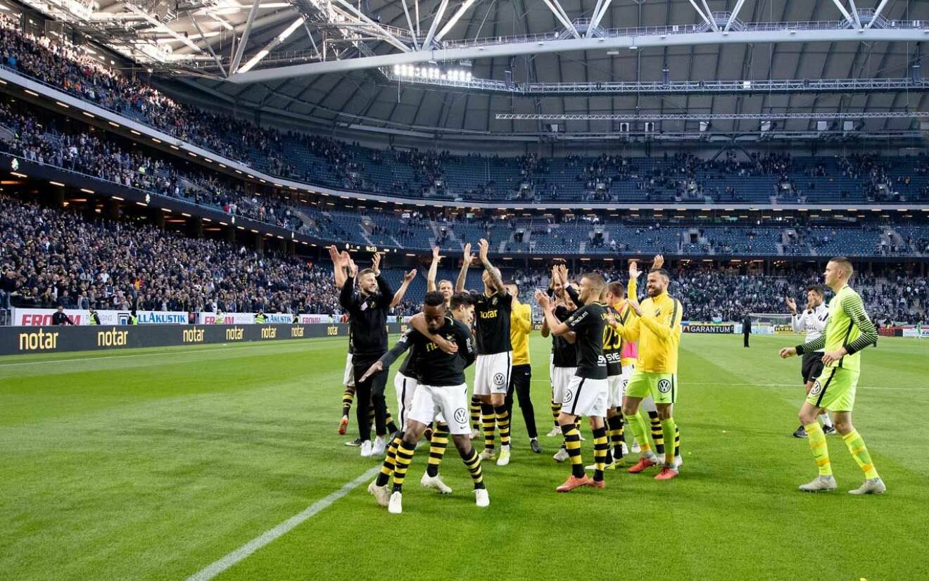 Två prinsar i folkhavet! Prins Oscar och prins Daniel var två av de 49 034 personerna som såg AIK vinna över Hammarby med 1-0.
