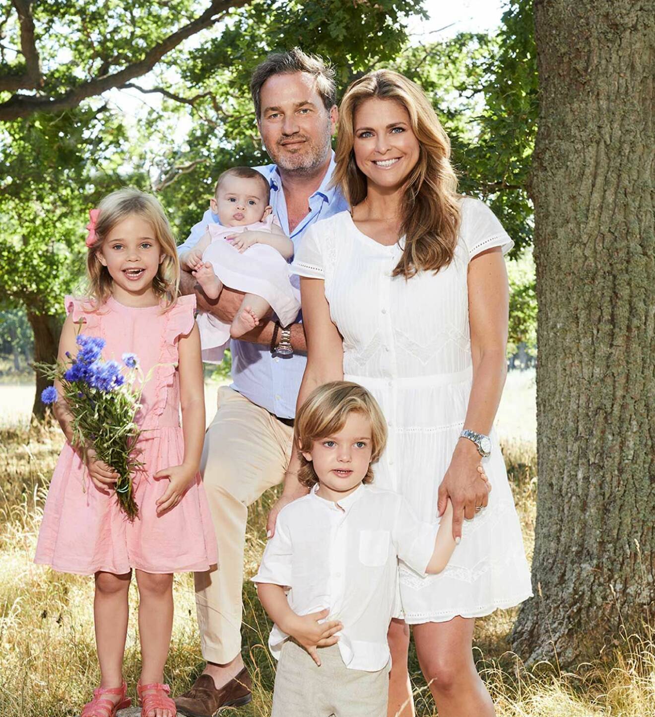 Prinsessan Madeleine på Solliden med sin man Chris O'Neill och barnen prinsessan Leonore, prins Nicolas och prinsessan Adrienne.