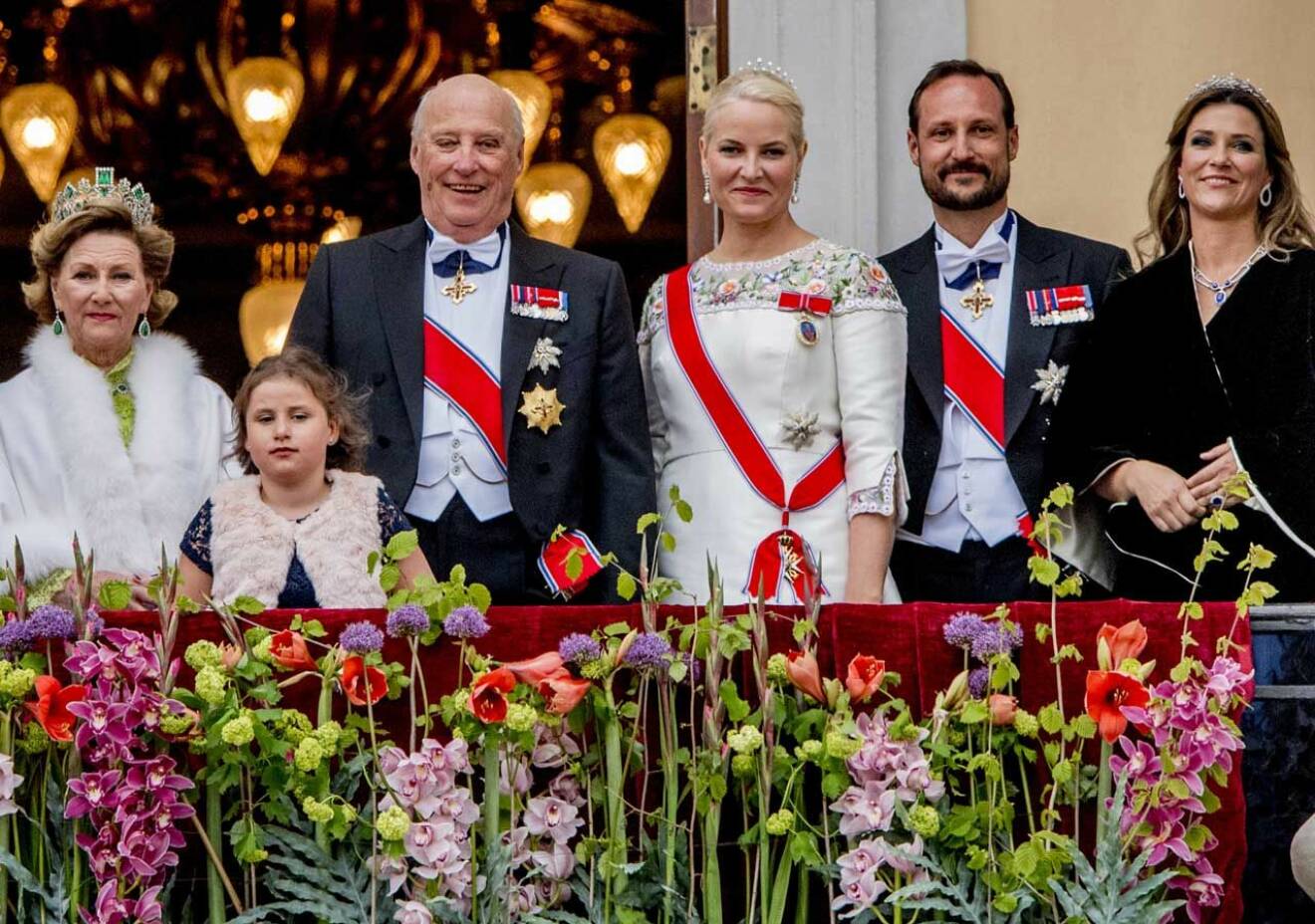 Norska kungafamiljen på slottsbalkongen. Prinsessan Märtha Louise hade apanage de första 31 åren av sitt liv. Men 2002 avsade hon sig titeln Hennes Kungliga Höghet och idag får hon bara ersättning när hon har officiella prinsessuppdrag.