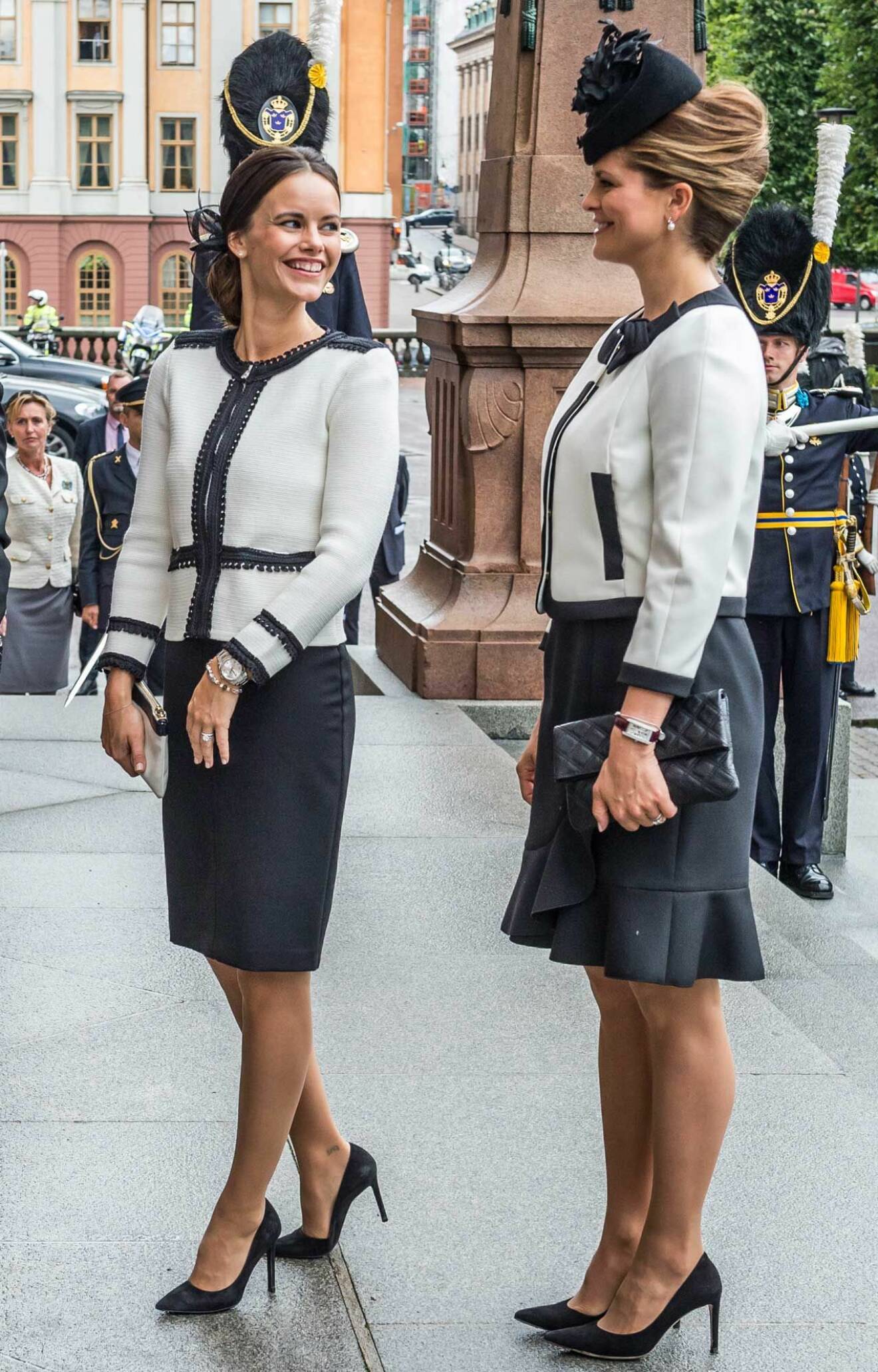 Prinsessan Sofia och prinsessan Madeleine i nästan likadana dräkter vid Riksmötets öppnande 2016.