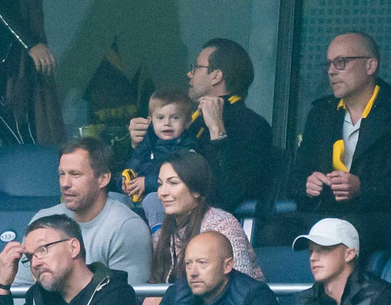 Prins Daniel och hans kompis på vip-läktaren på Friends, i sina AIK-halsdukar. Prins Oscar fick en AIK-gul leksaksbil.