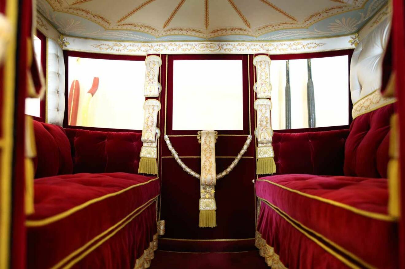 Drottning Máximas paradvagn är inredd med rosalila sammetssoffor och tak i vitt och ljusblått silke.