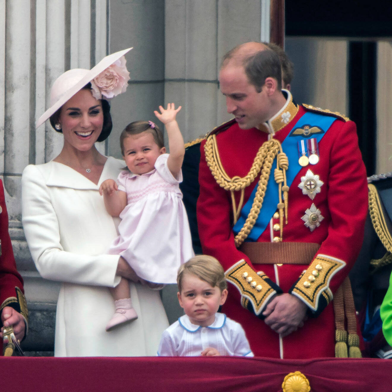 prinsessan Charlotte, prins George och föräldrarna Kate och William.