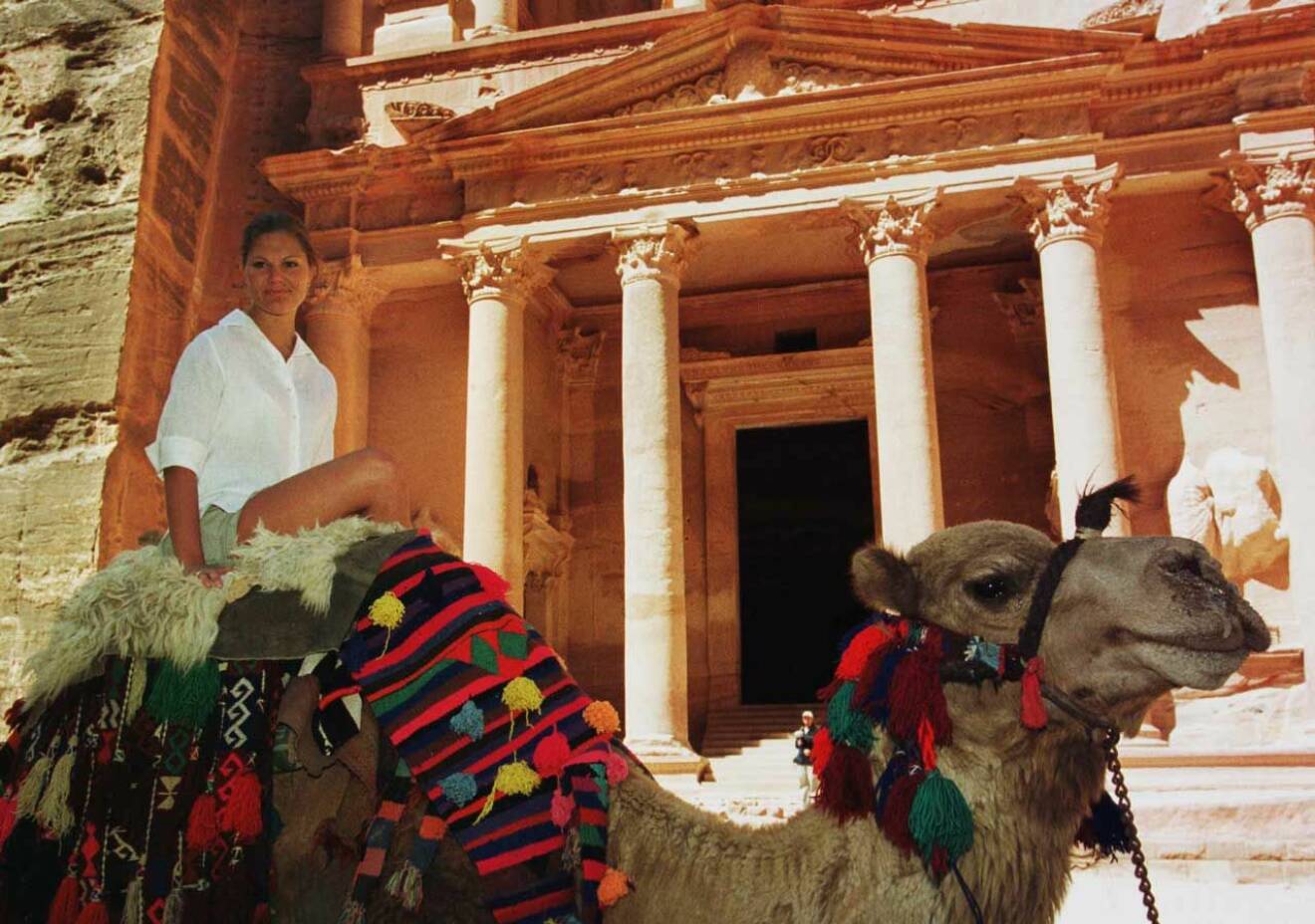 Kronprinsessan Victoria red in i klippstaden Petra i Jordanien på en kamel.