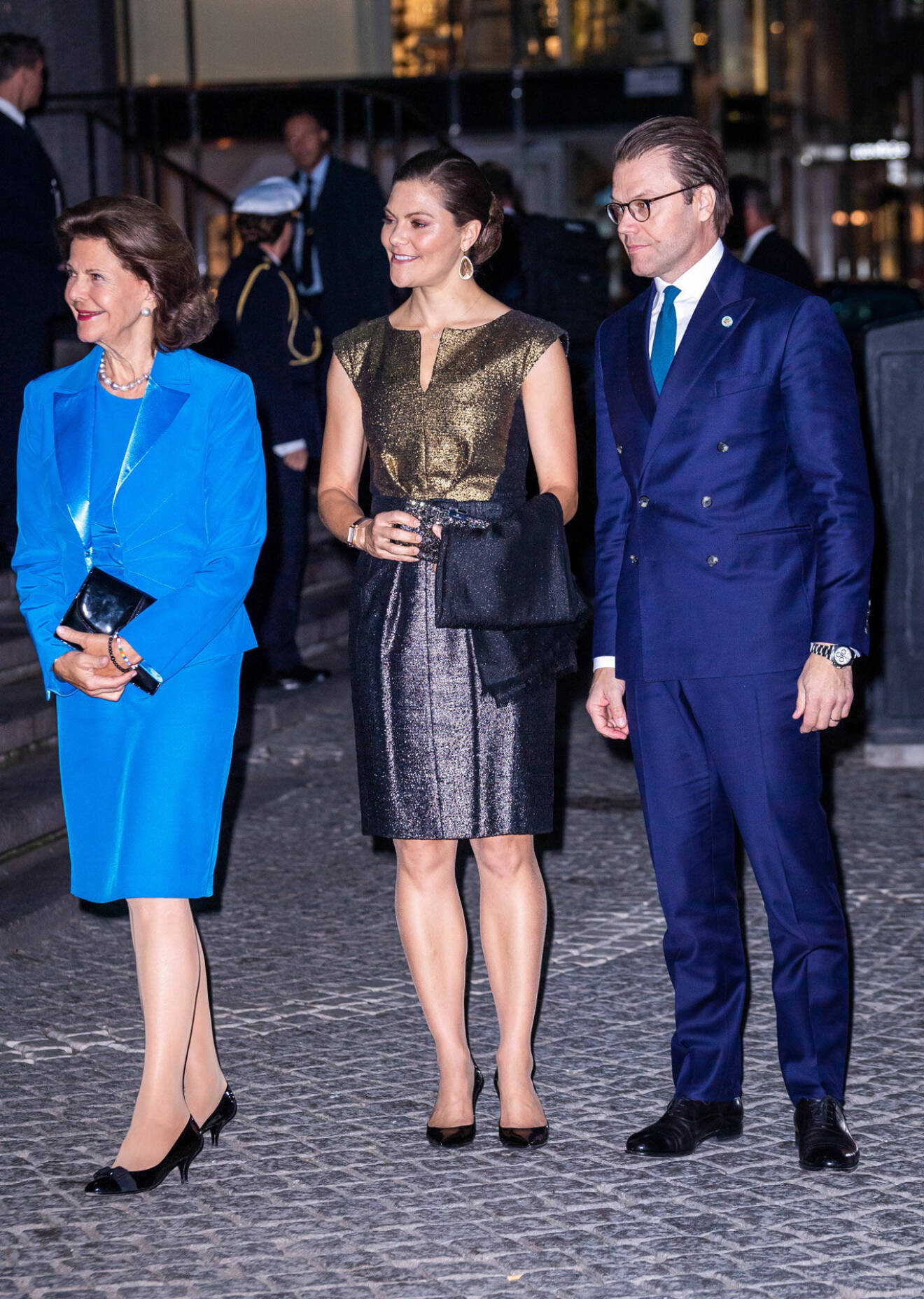 Drottning Silvia, kronprinsessan Victoria och prins Daniel utanför konserthuset.