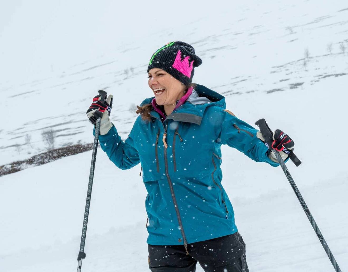 Kronprinsessan Victoria åker skidor i Hemavan under landskapsvandringen i Lappland.