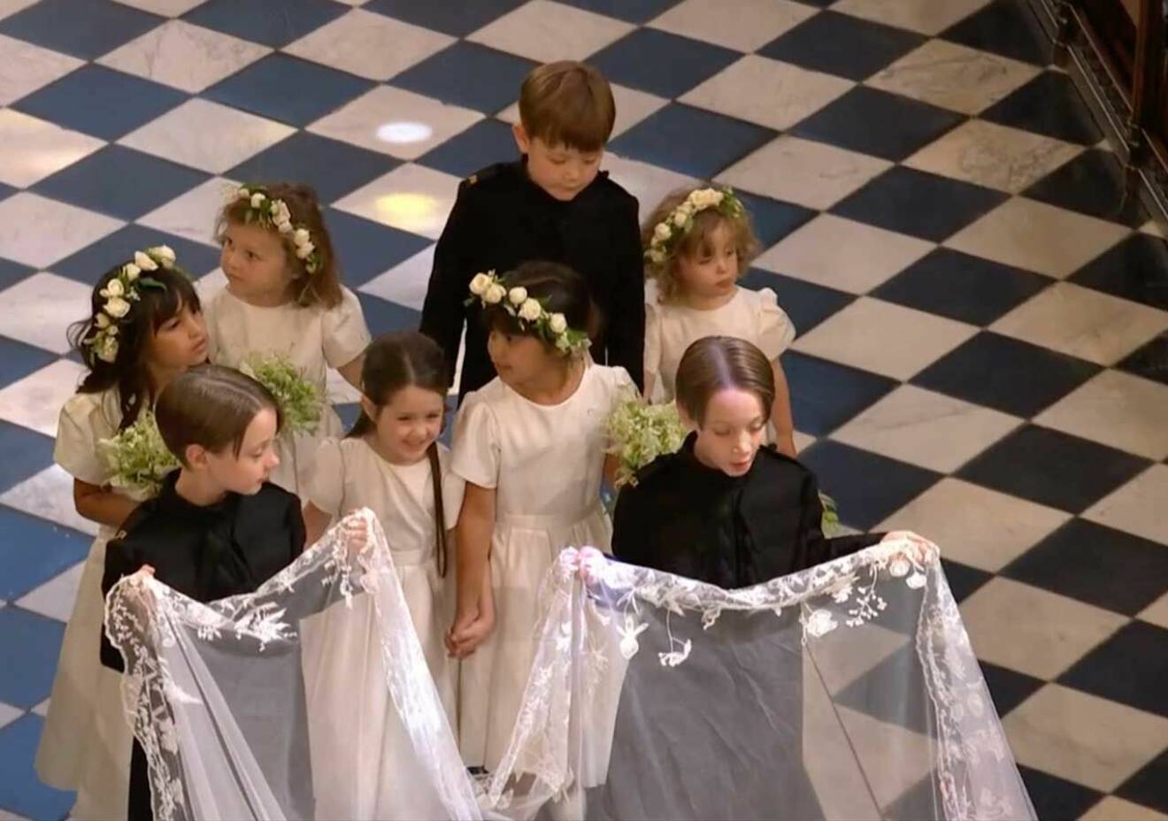 Nästan hela näbbet från prins Harrys bröllop. Prins George och prinsessan Charlotte slussades undan och kom inte med på bilden.