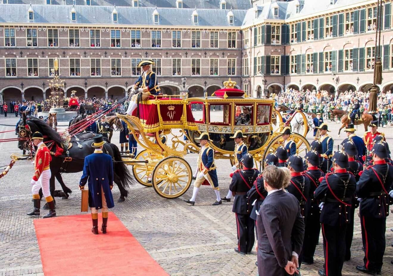 Kung Willem-Alexander och drottning Máxima anländer till parlamentet i Haag.