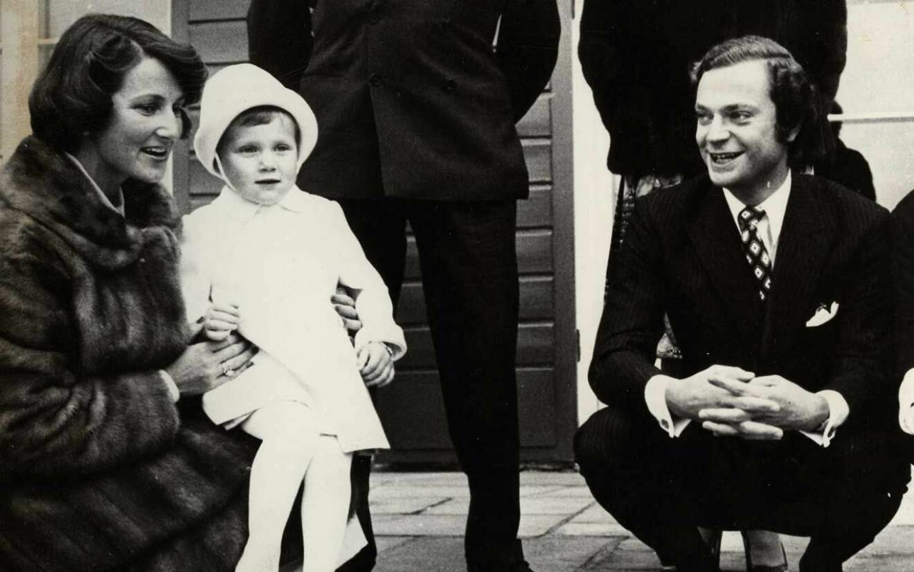  Kungen, på en bild från tidiga 1970-talet. Märtha Louise sitter i knä på mamma Sonja.
