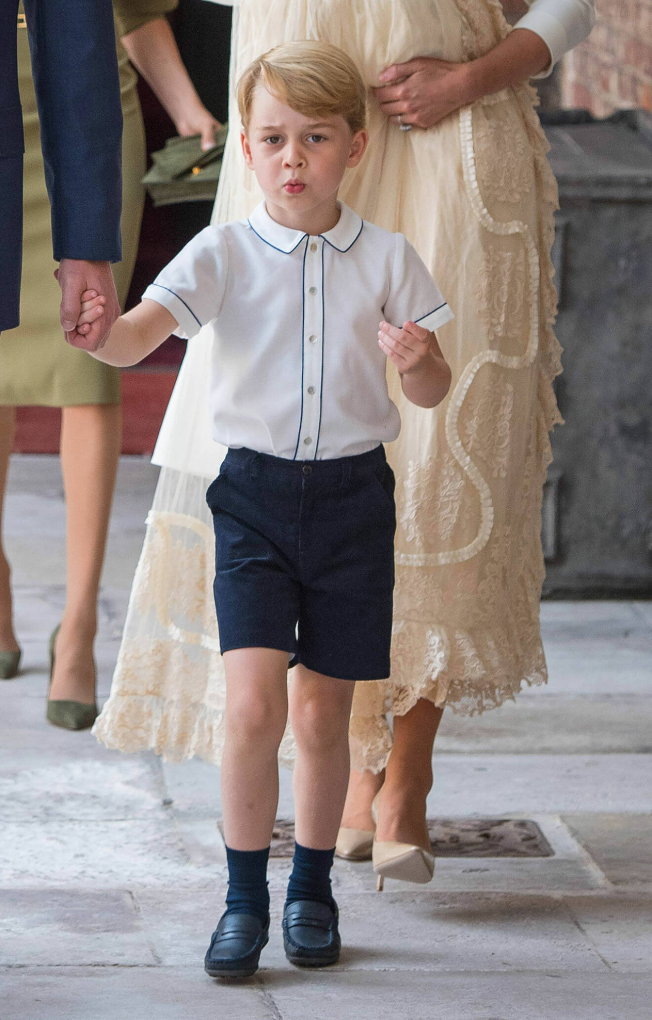 Prins George i blå shorts.