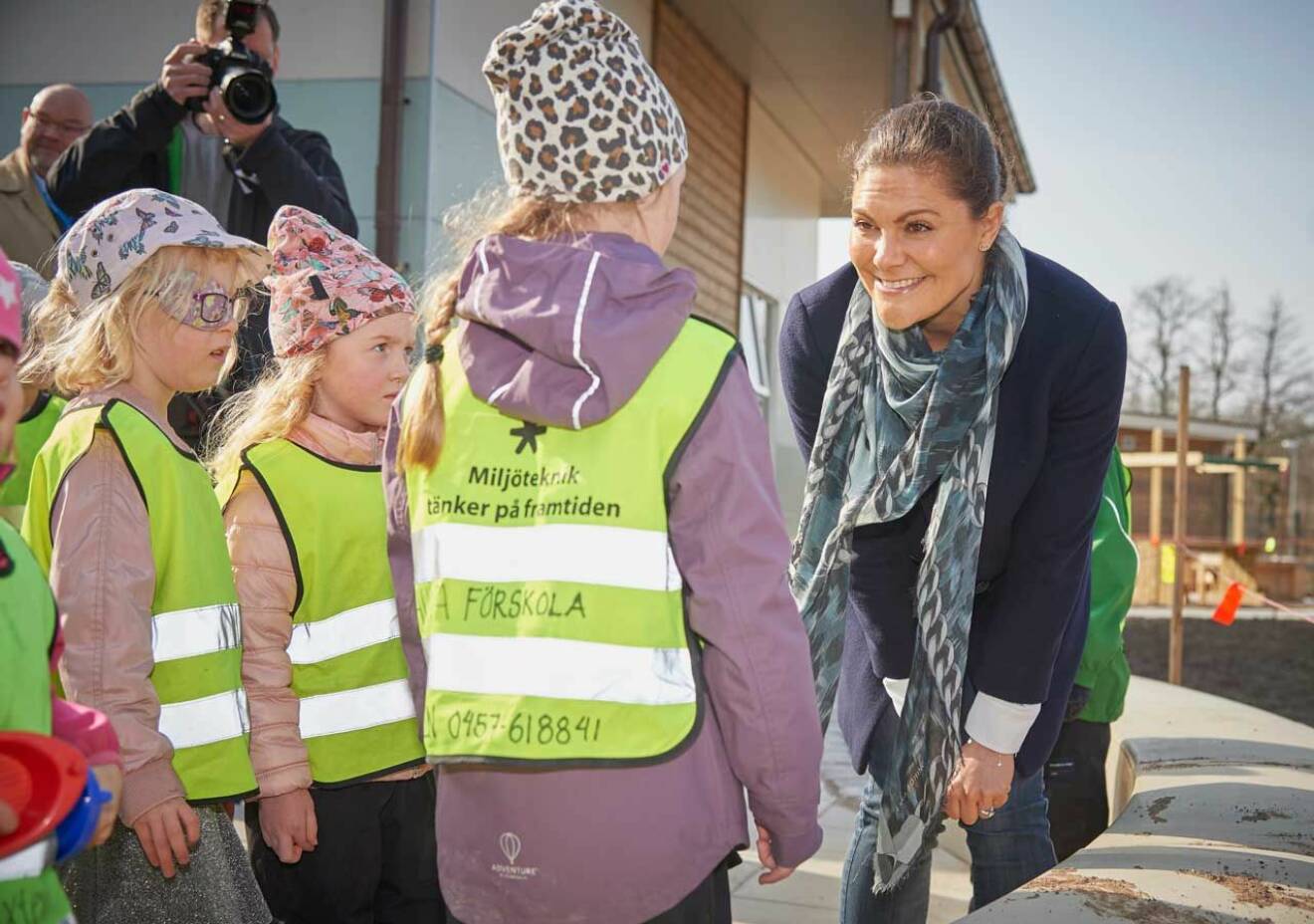Kronprinsessan Victoria träffar förskolebarn i Ronneby under landskapsvandringen i Blekinge.