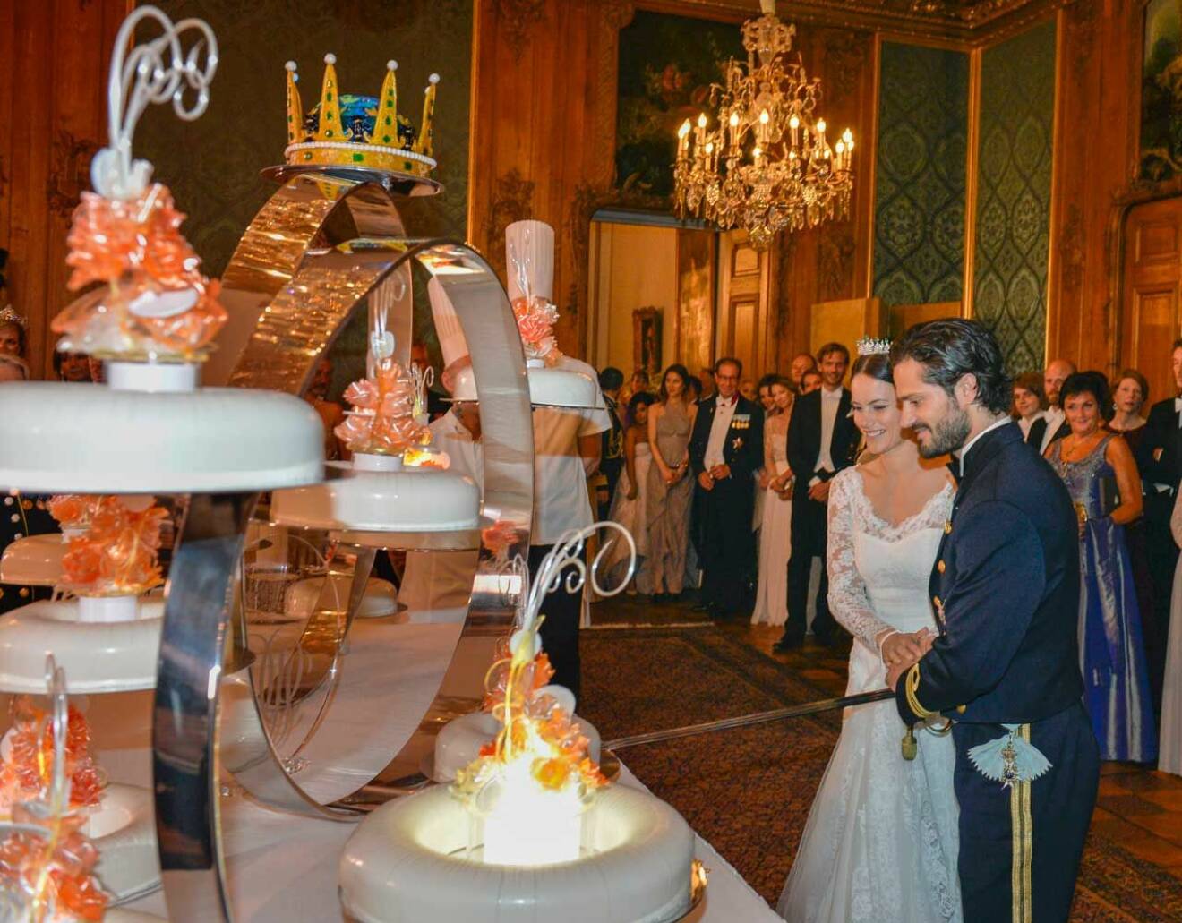 Från karamellkronan till toppingen och metallspiralen. Prins Carl Philips och prinsessan Sofias bröllopstårta liknade inget annat.