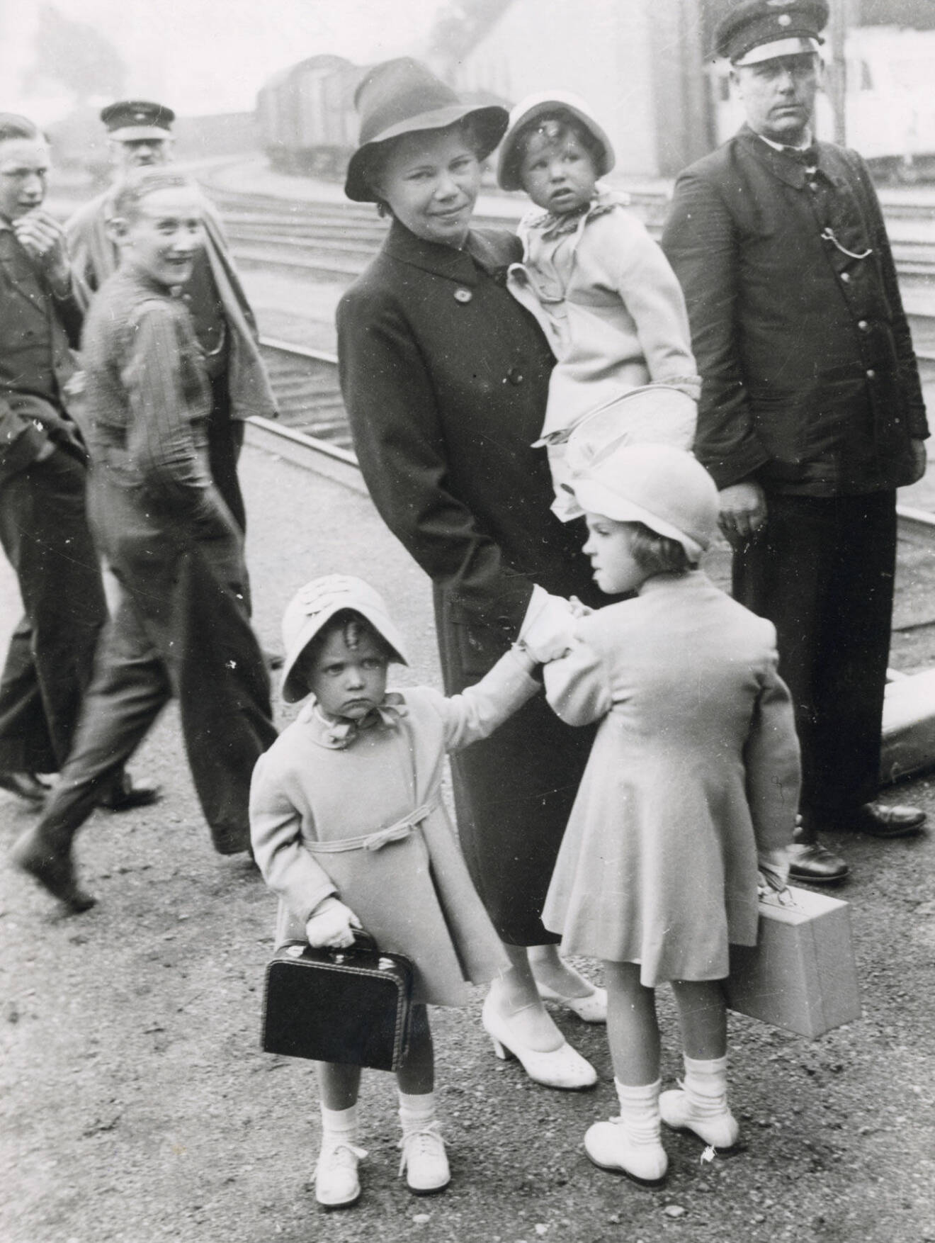 Hagasessorna med barnjungfrun Ingrid " Nenne", Björnberg i Helsingborg, 1940.