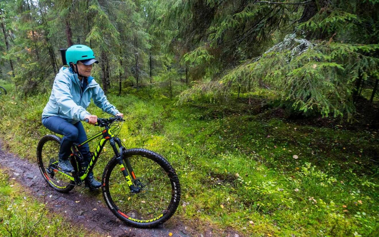 Kronprinsessan Victoria på en mountainbike under sin landskapsvandring i Västerbotten.