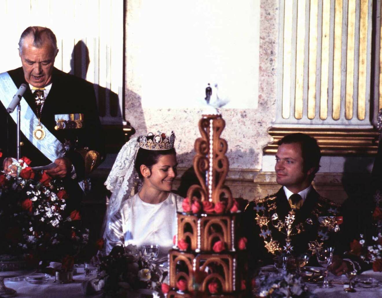 Kungaparets bröllopstårta hade ett brudpar på toppen.
