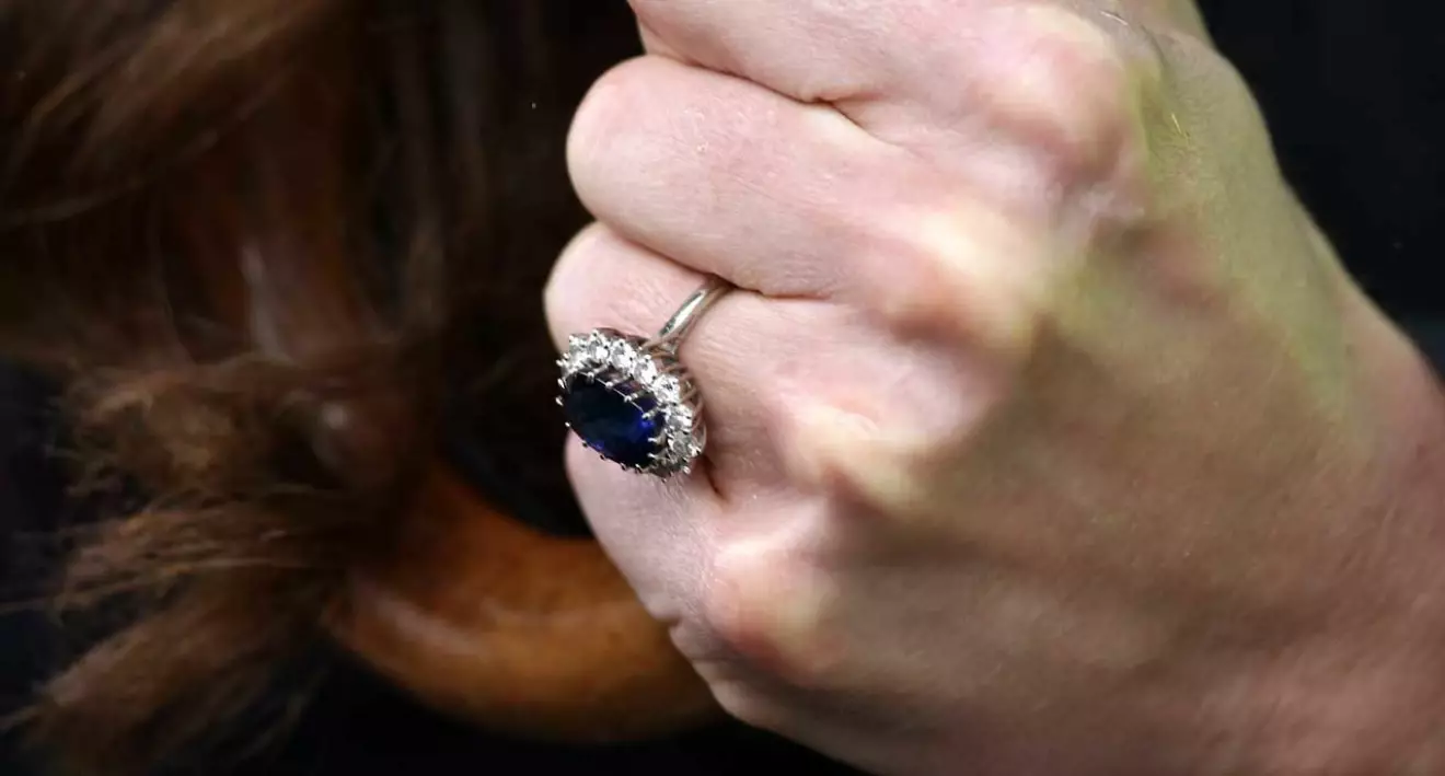 Hertiginnan Catherine bär Dianas ring med stolthet. 