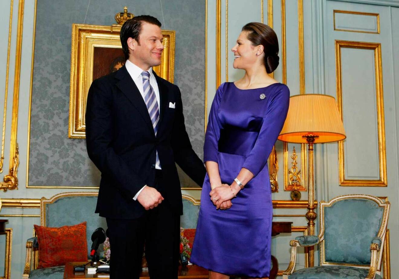 Kronprinsessan Victoria med Daniel Westling när de avslöjar sin förlovning. 