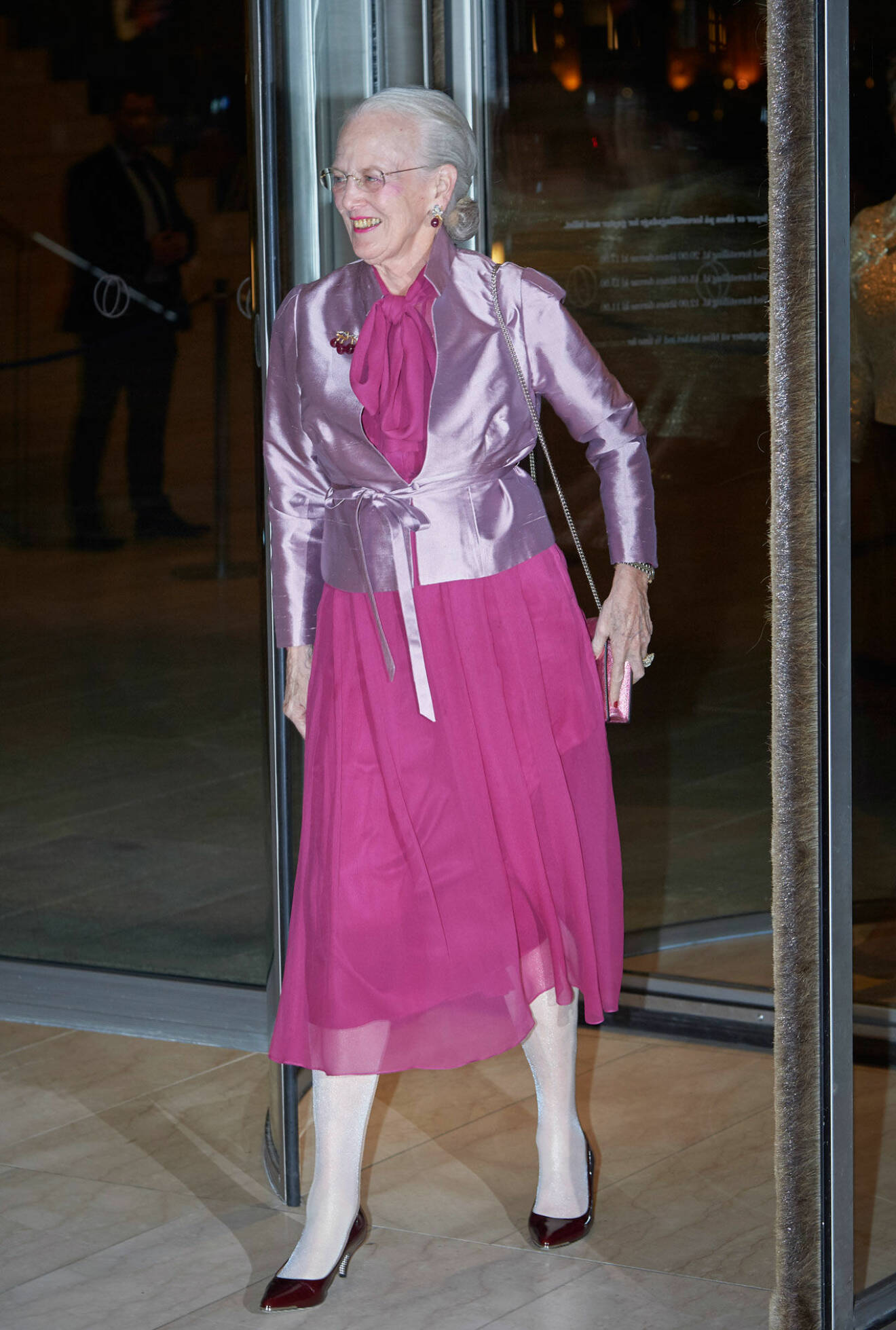 Drottning Margrethe i rosa.