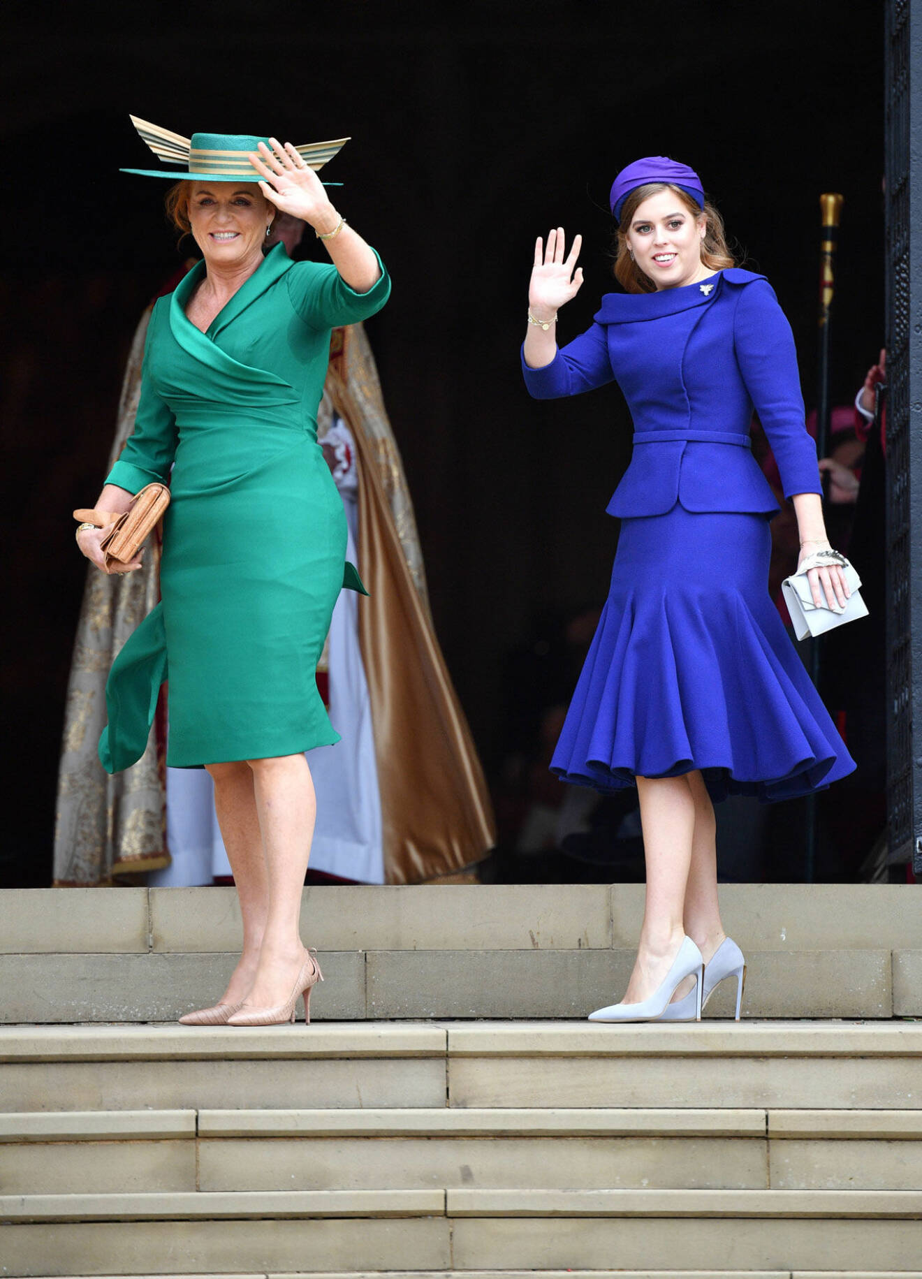 Prinsessmamman själv - Sarah Fergusson - med Eugenies syster Beatrice, i färgstarka klänningar.