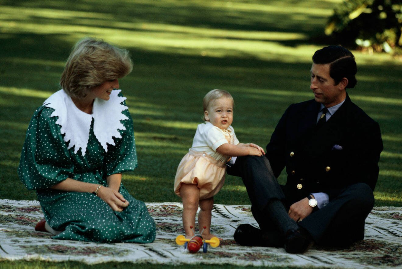 Prins William som liten telning när han tar sina första steg, livligt beundrad av mamma Diana och pappa Charles 1983.