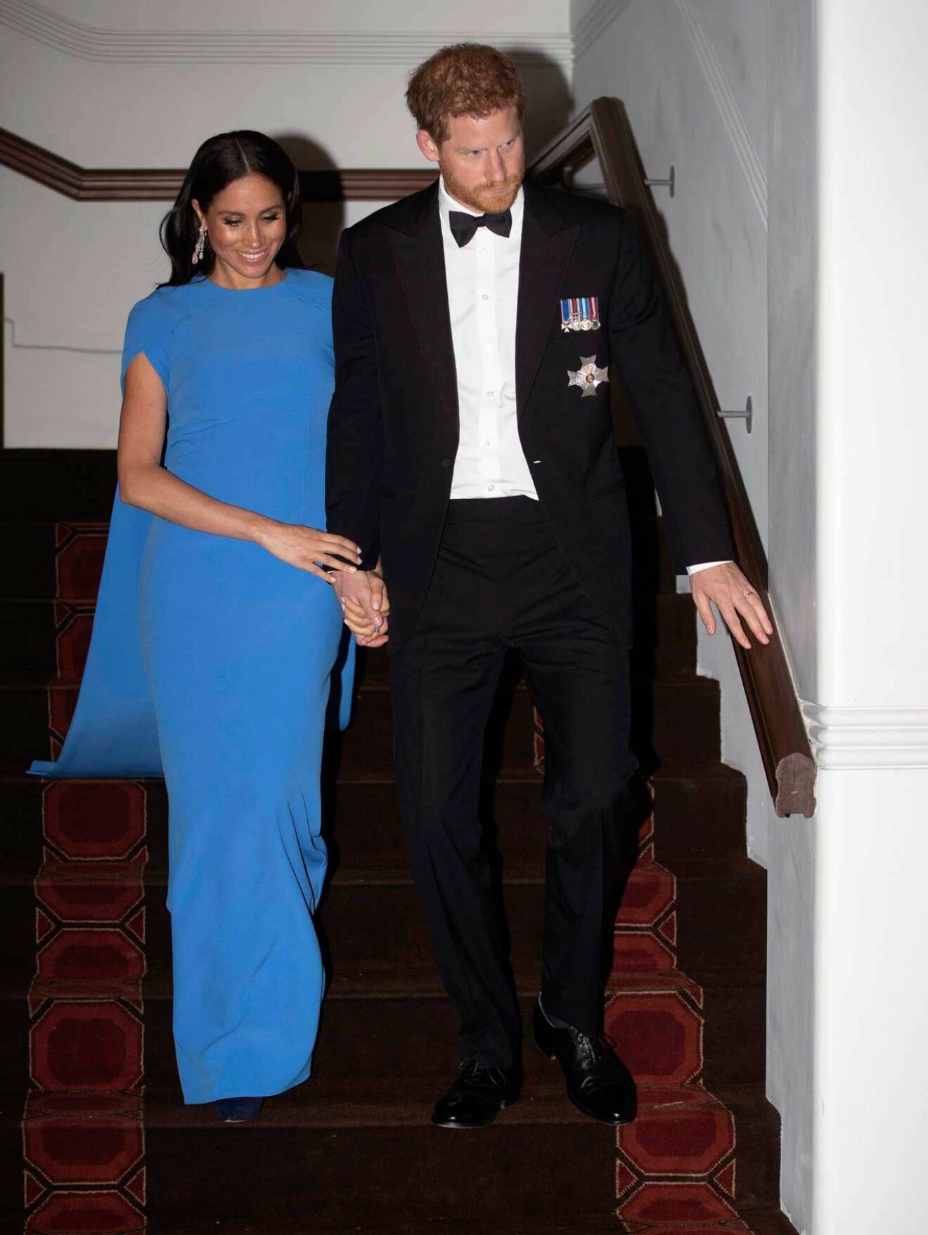 Prins Harry och hertiginnan Meghan anländer till banketten på Fiji. 