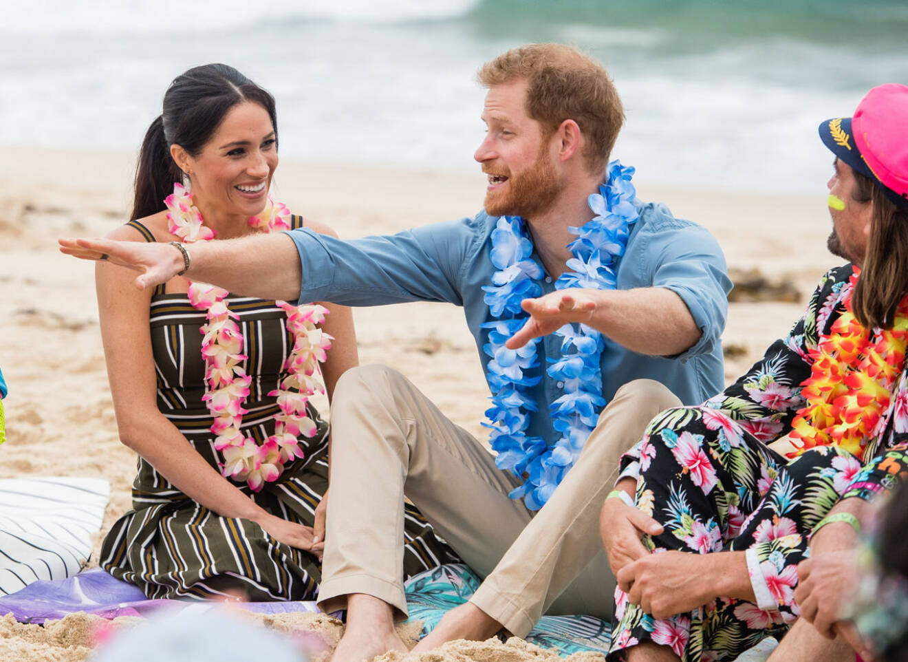 Harry berättar och charmar alla. Skratt, värme och romantik för Meghan och prins Harry på Bondi Beach i Australien i veckan.