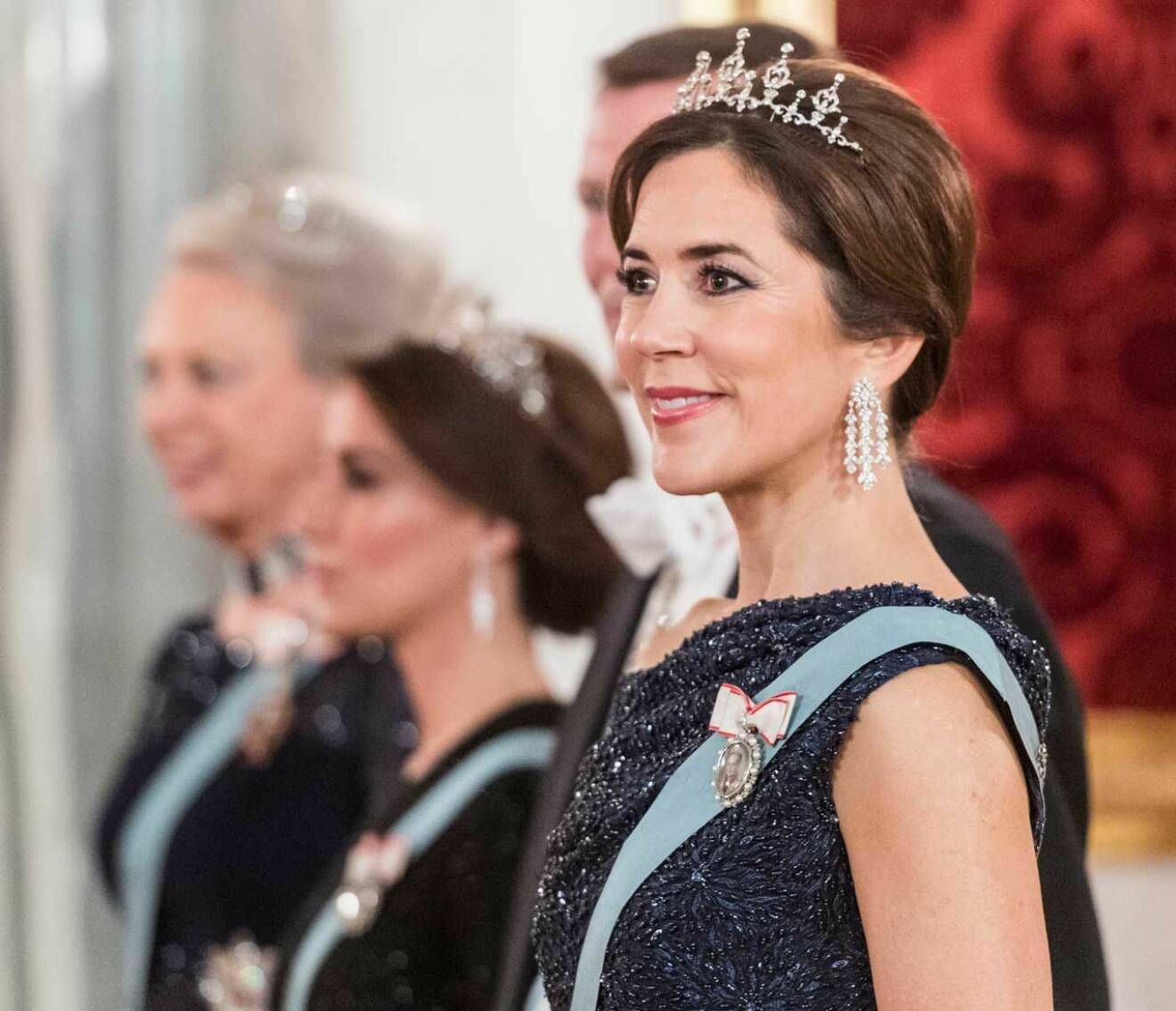 Kronprinsessan Mary i tiara och paljettklänning vid galamiddagen på Christiansborgs slott i Köpenhamn.