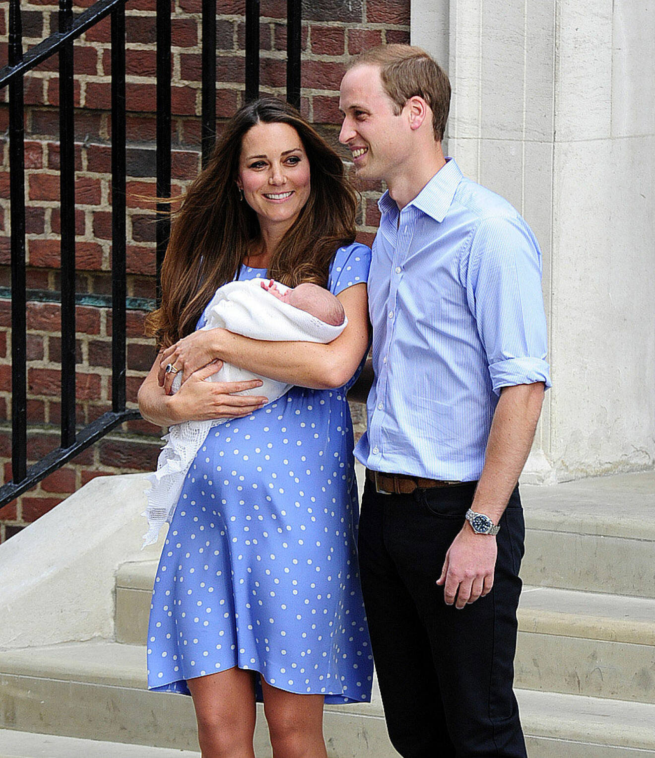 Kate och William med sin förstfödda, prins George, på trappan 2013.